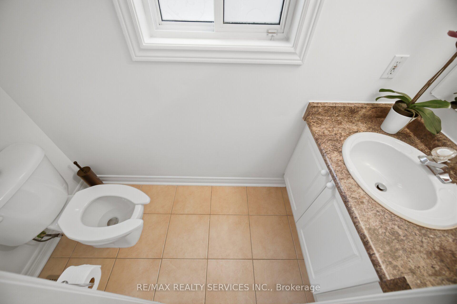 Photo 14 of 92 Farthingale Crescent, Brampton, Fletcher's Meadow — HOMEH