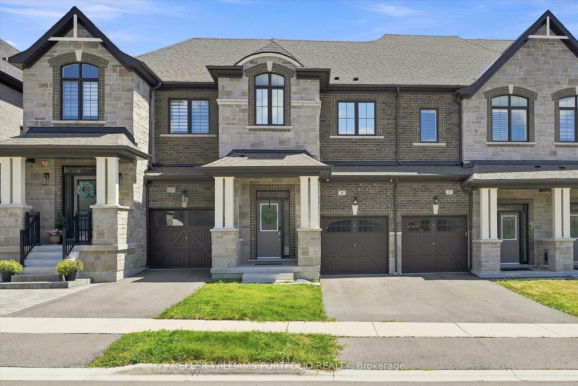 Photo 2 of 9 Viola Street, East Gwillimbury, Sharon — HOMEH