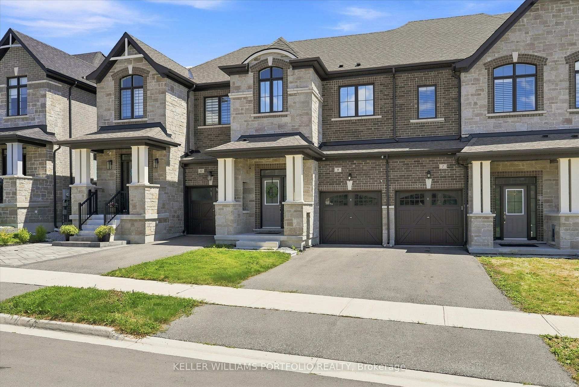 Photo 3 of 9 Viola Street, East Gwillimbury, Sharon — HOMEH