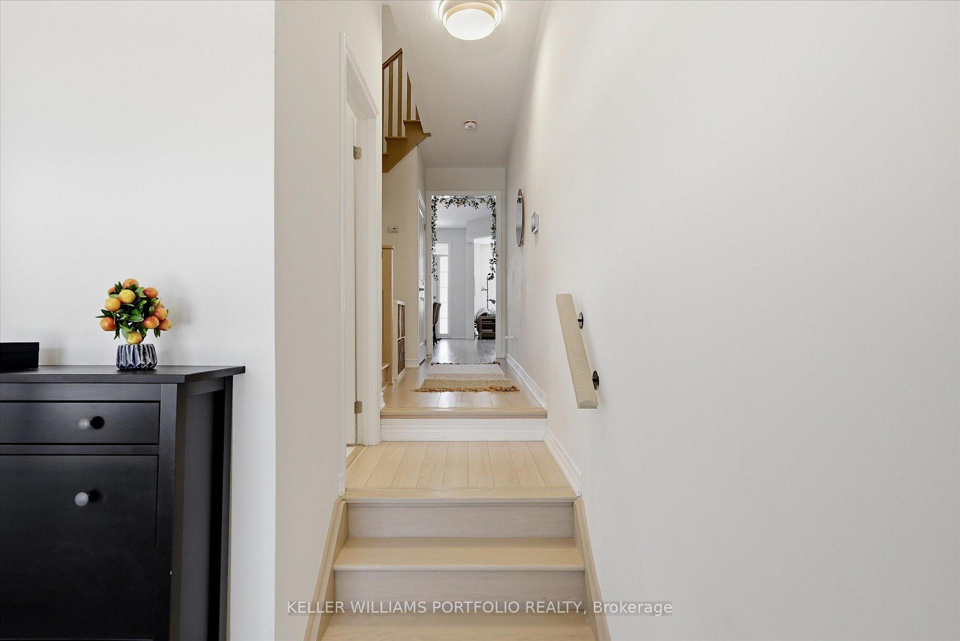 Photo 6 of 9 Viola Street, East Gwillimbury, Sharon — HOMEH