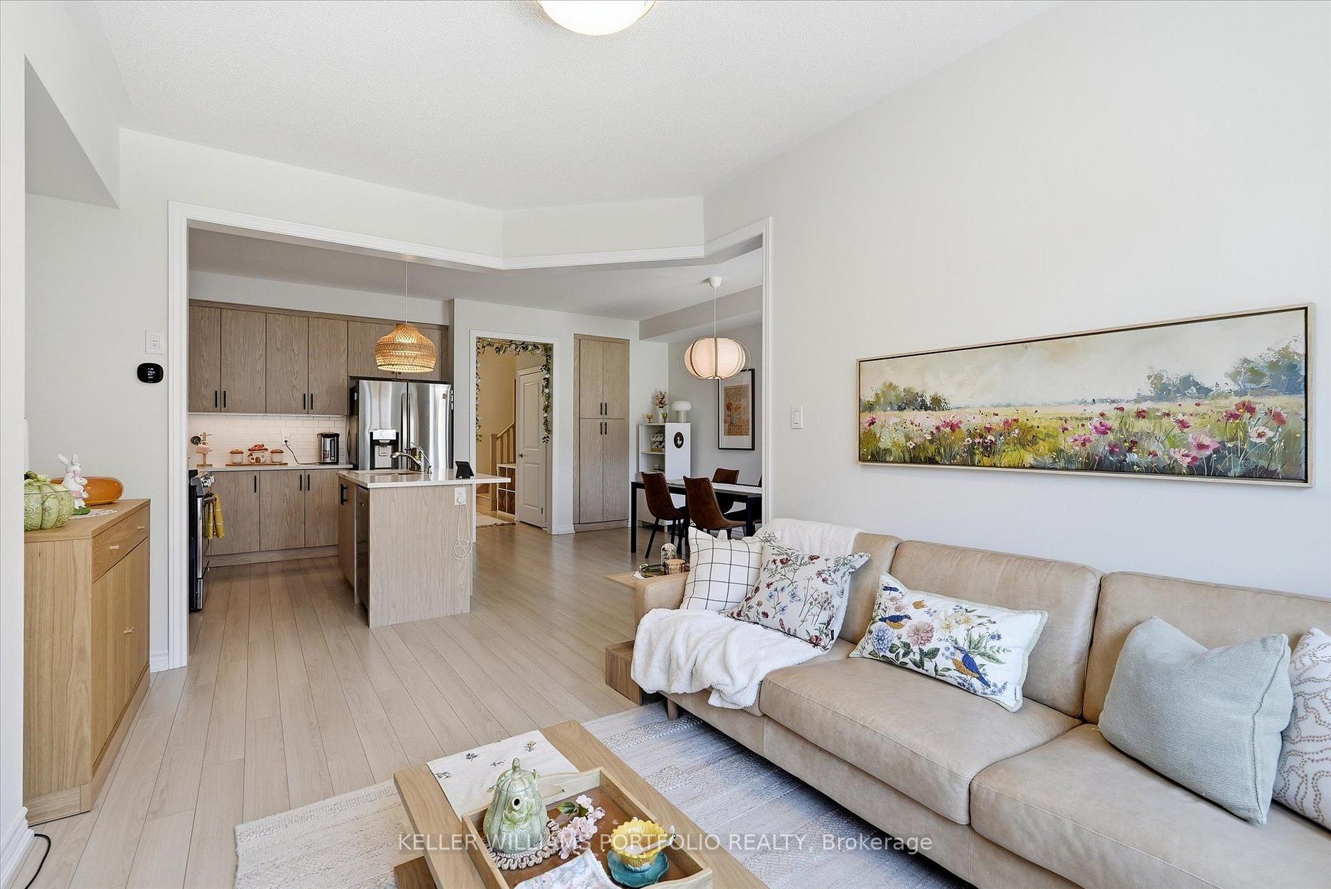 Photo 10 of 9 Viola Street, East Gwillimbury, Sharon — HOMEH