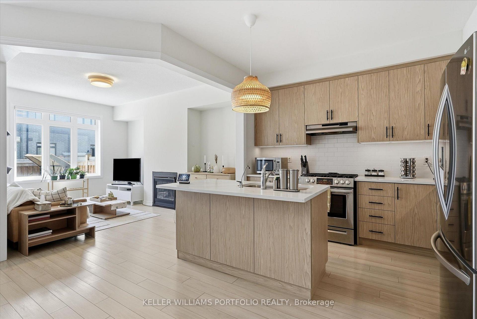 Photo 12 of 9 Viola Street, East Gwillimbury, Sharon — HOMEH