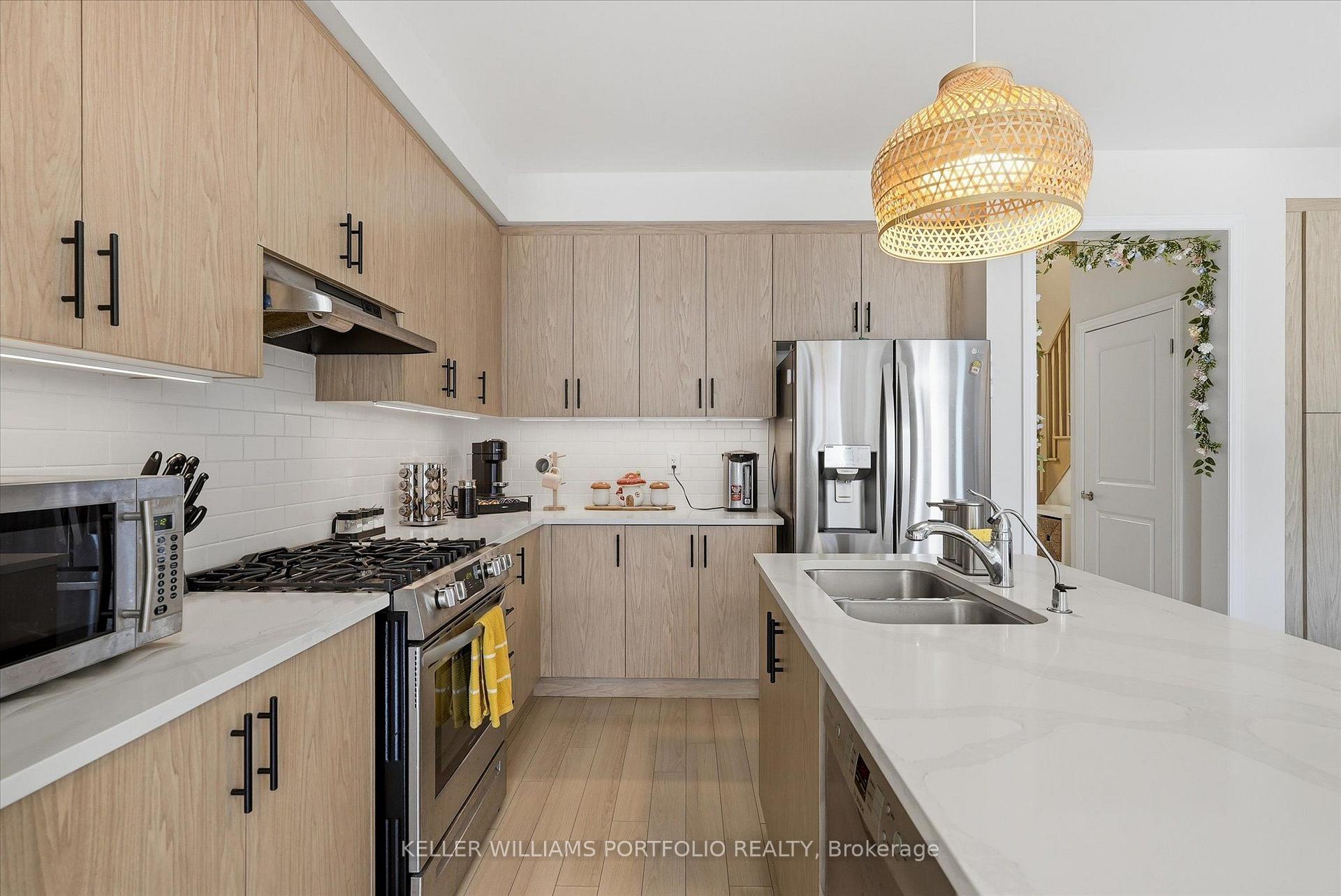 Photo 16 of 9 Viola Street, East Gwillimbury, Sharon — HOMEH