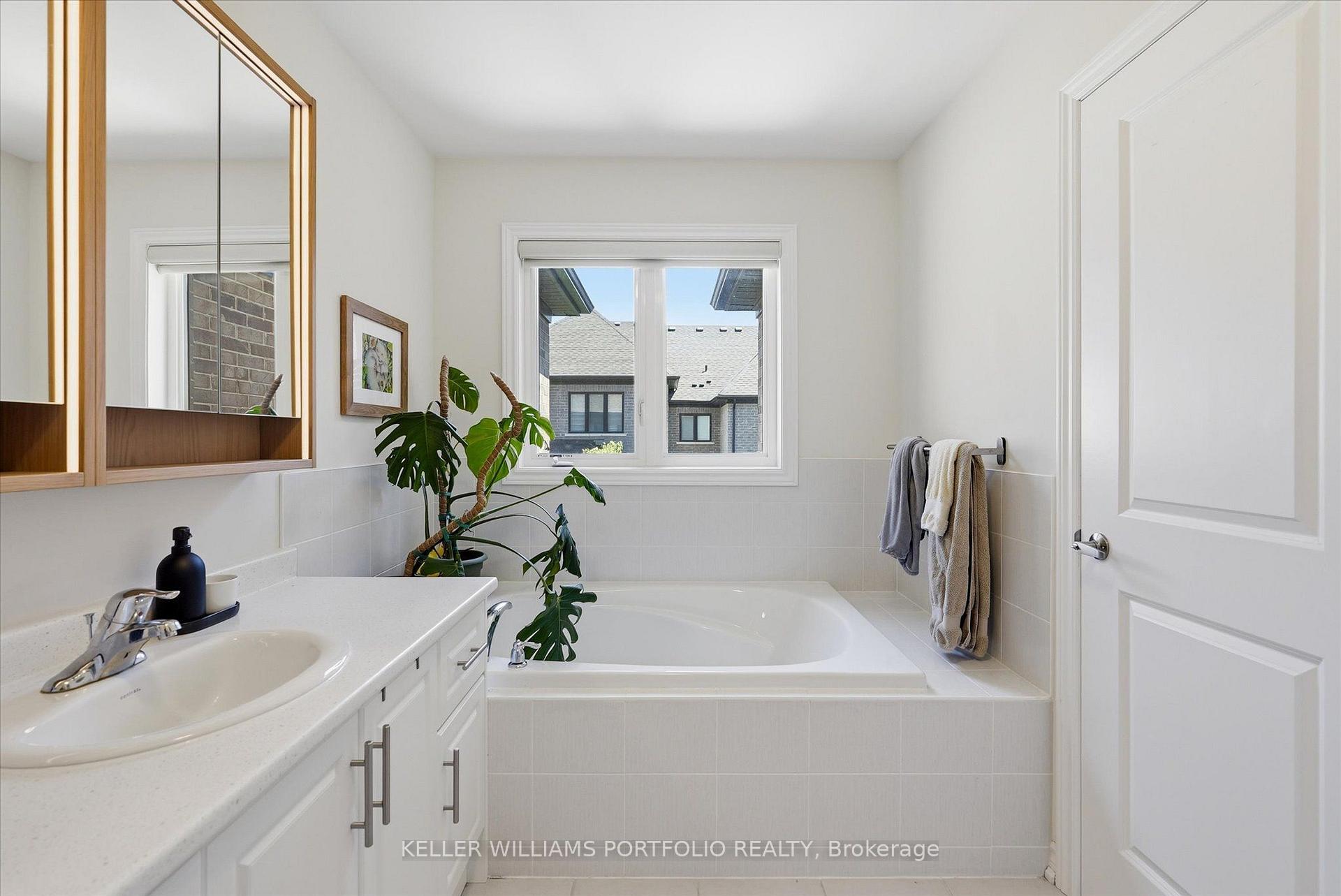 Photo 29 of 9 Viola Street, East Gwillimbury, Sharon — HOMEH