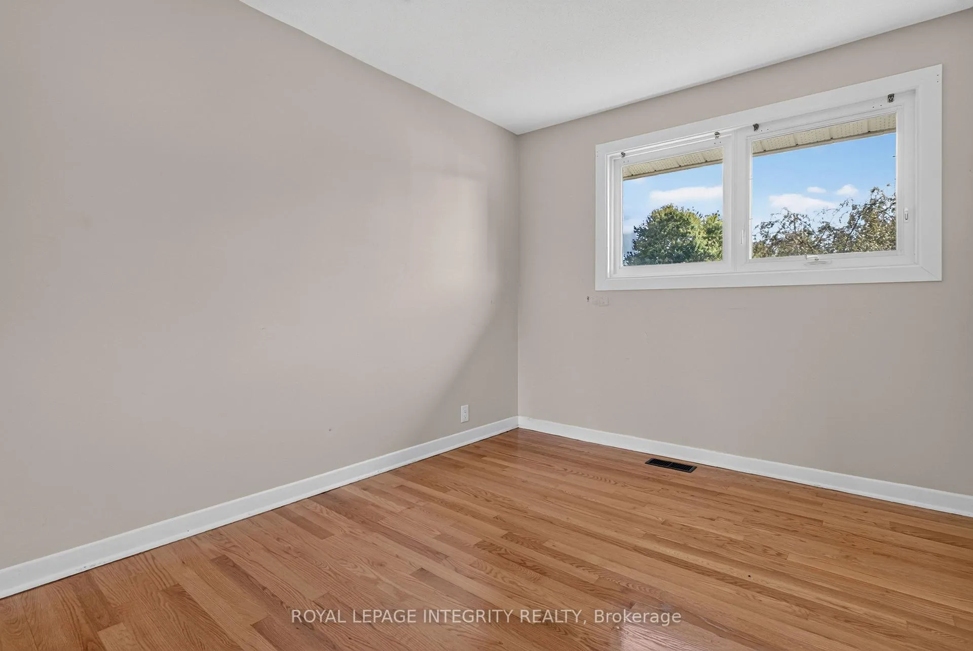 Photo 7 of 4 Marsden Street, Ottawa, Crystal Beach — HOMEH