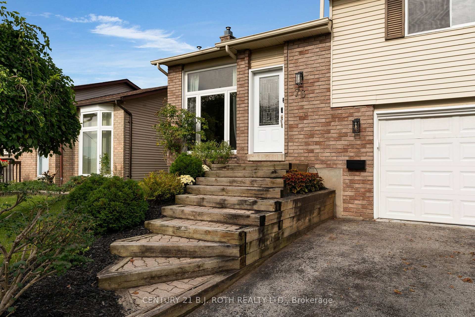 Photo 4 of 76 Fox Run, Barrie, Letitia Heights — HOMEH