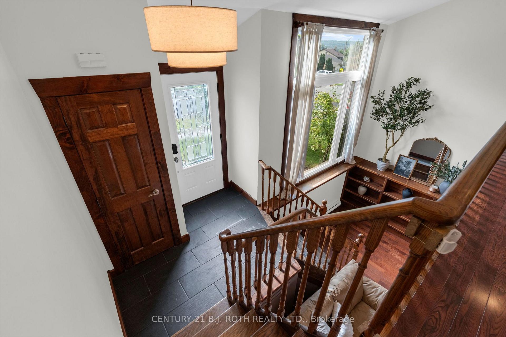 Photo 6 of 76 Fox Run, Barrie, Letitia Heights — HOMEH
