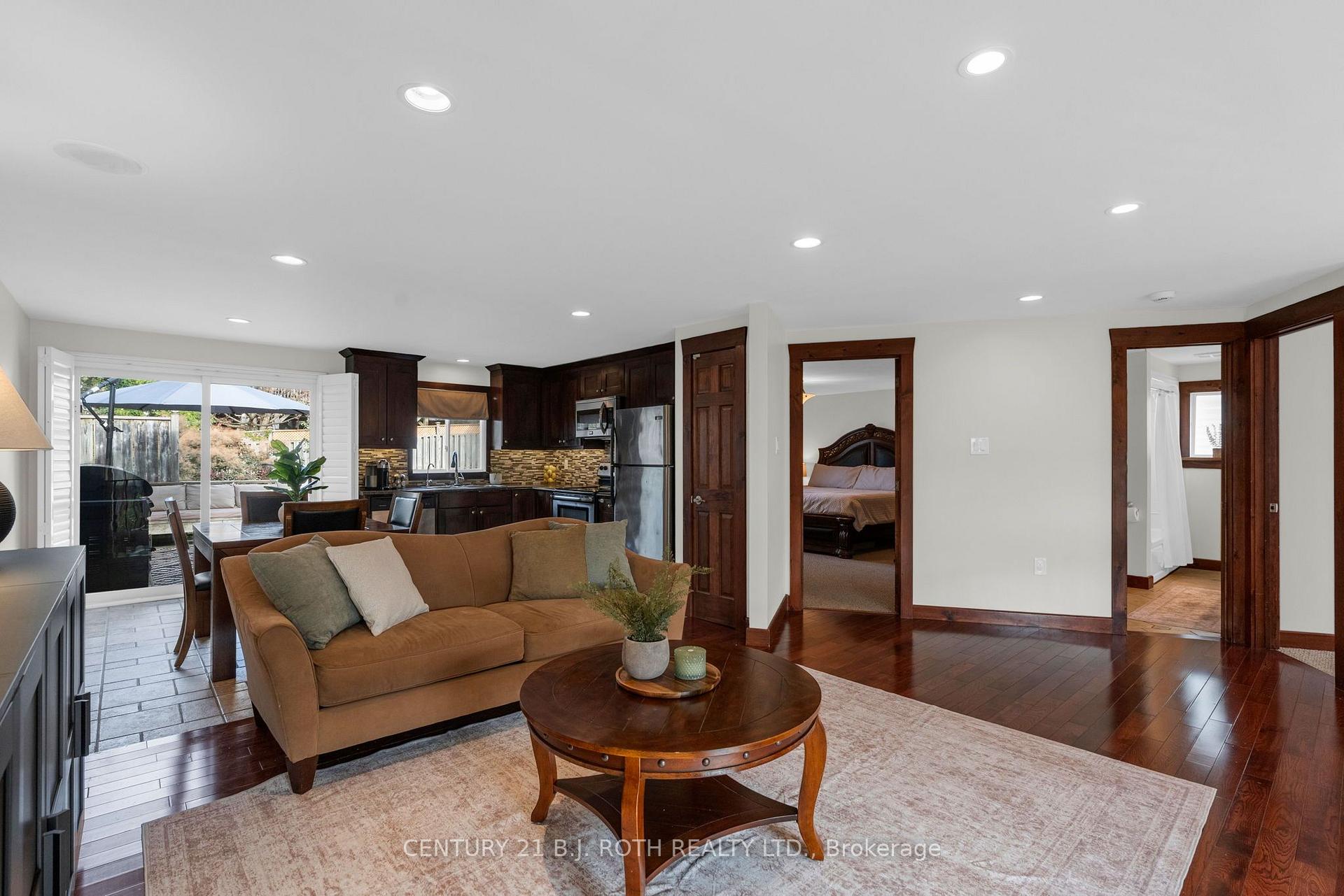 Photo 10 of 76 Fox Run, Barrie, Letitia Heights — HOMEH
