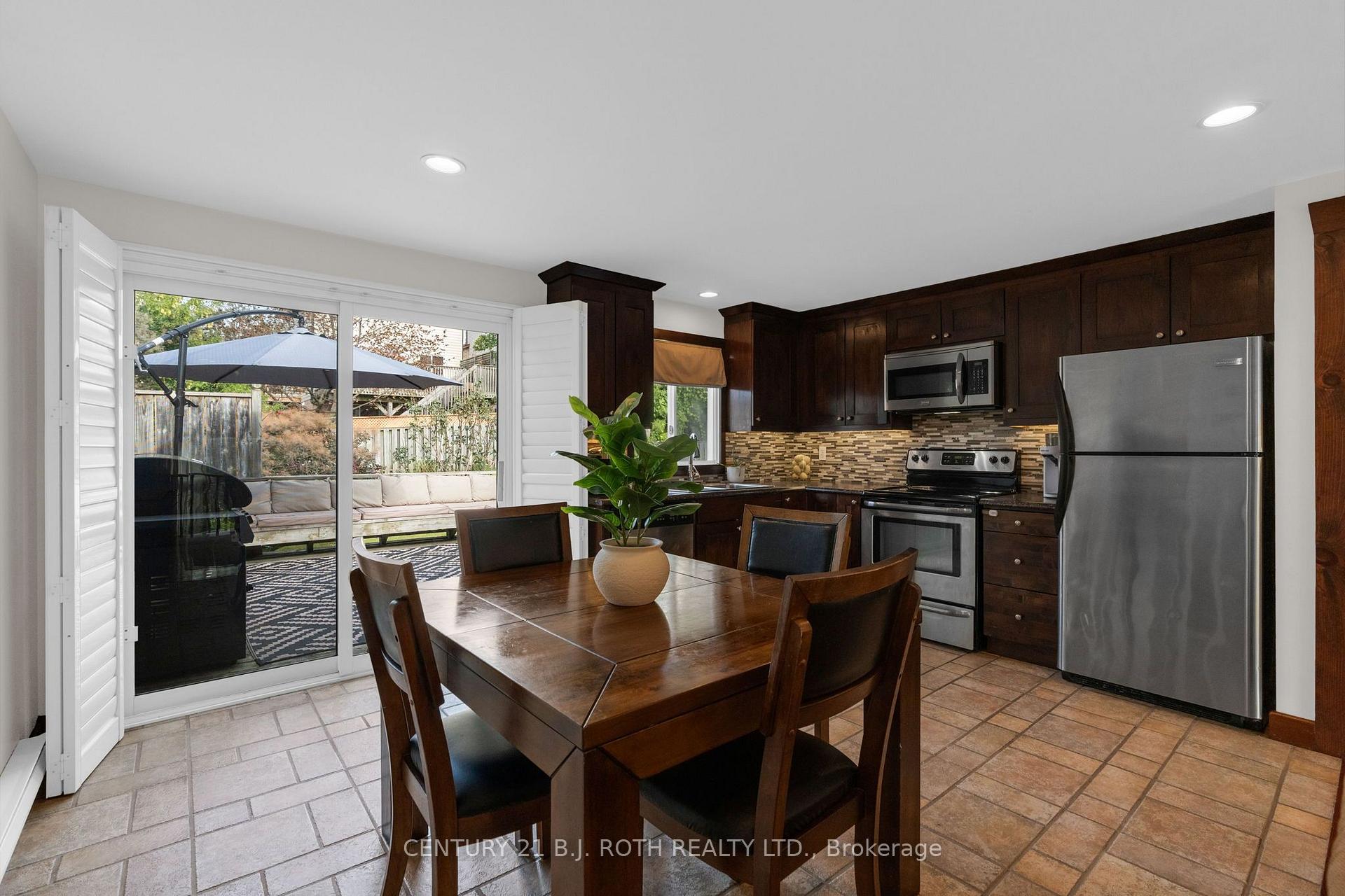 Photo 16 of 76 Fox Run, Barrie, Letitia Heights — HOMEH