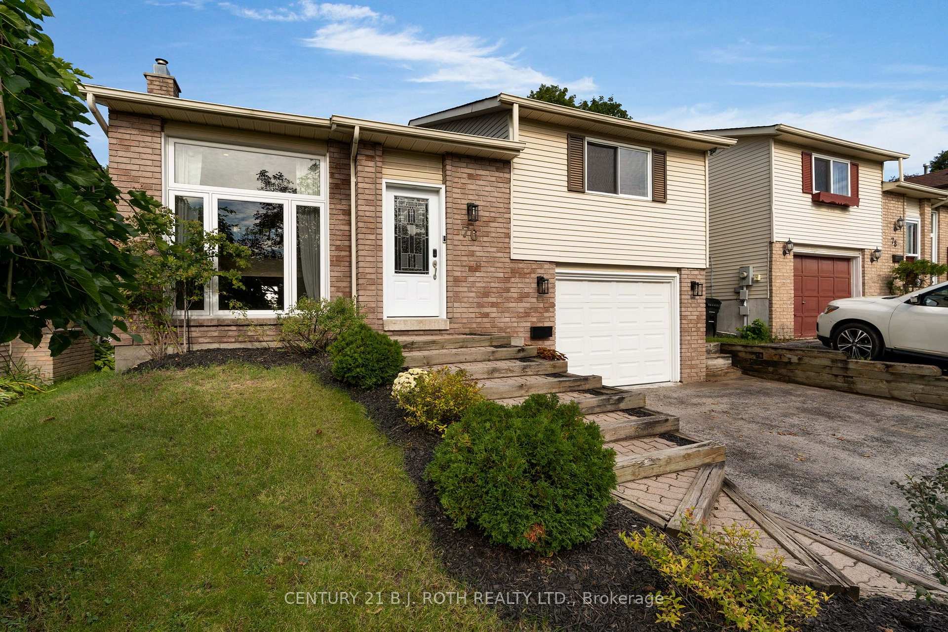 Photo 3 of 76 Fox Run, Barrie, Letitia Heights — HOMEH