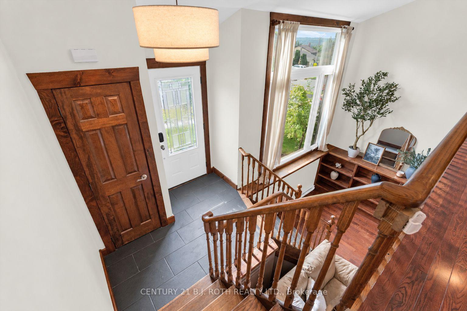 Photo 7 of 76 Fox Run, Barrie, Letitia Heights — HOMEH