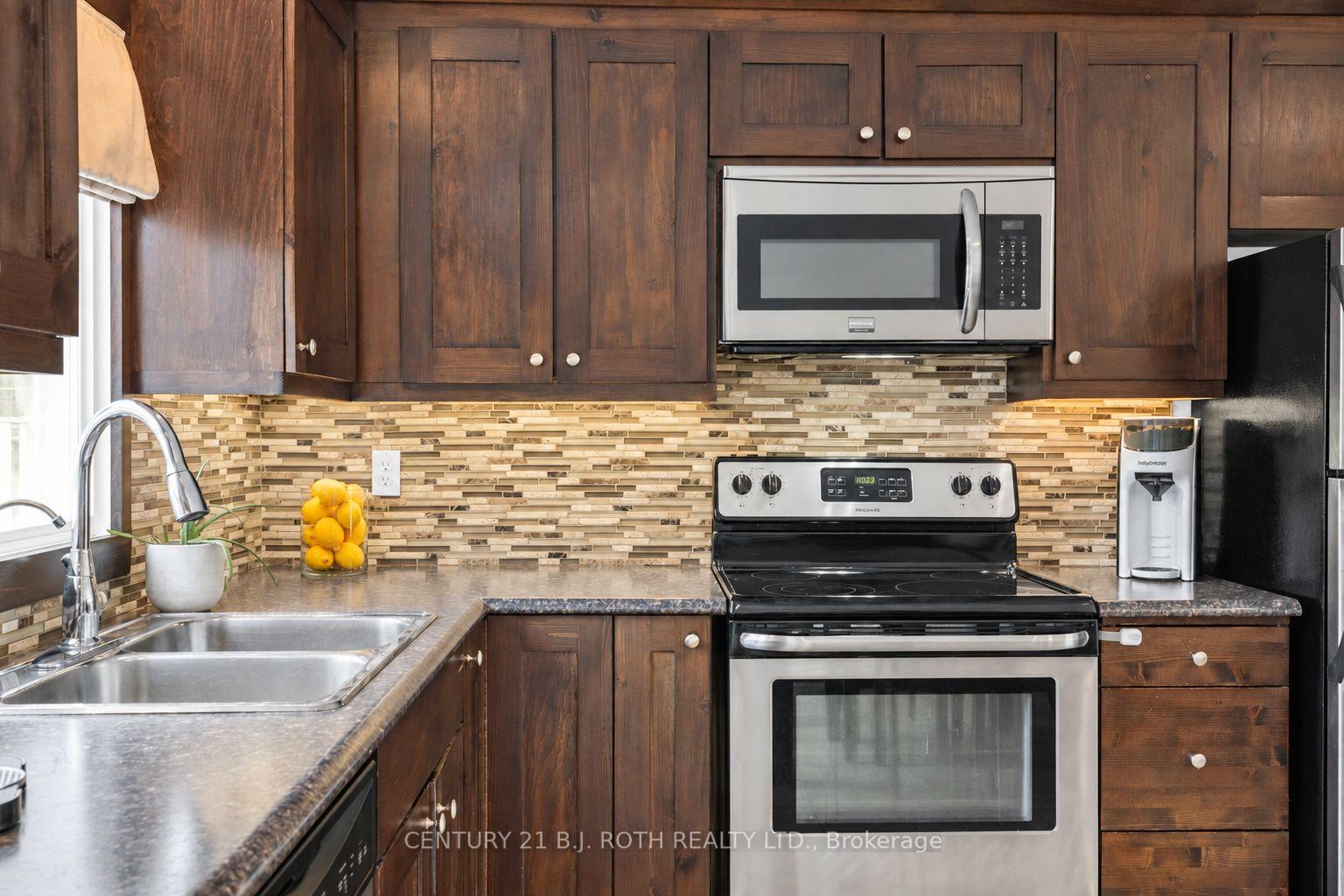 Photo 19 of 76 Fox Run, Barrie, Letitia Heights — HOMEH