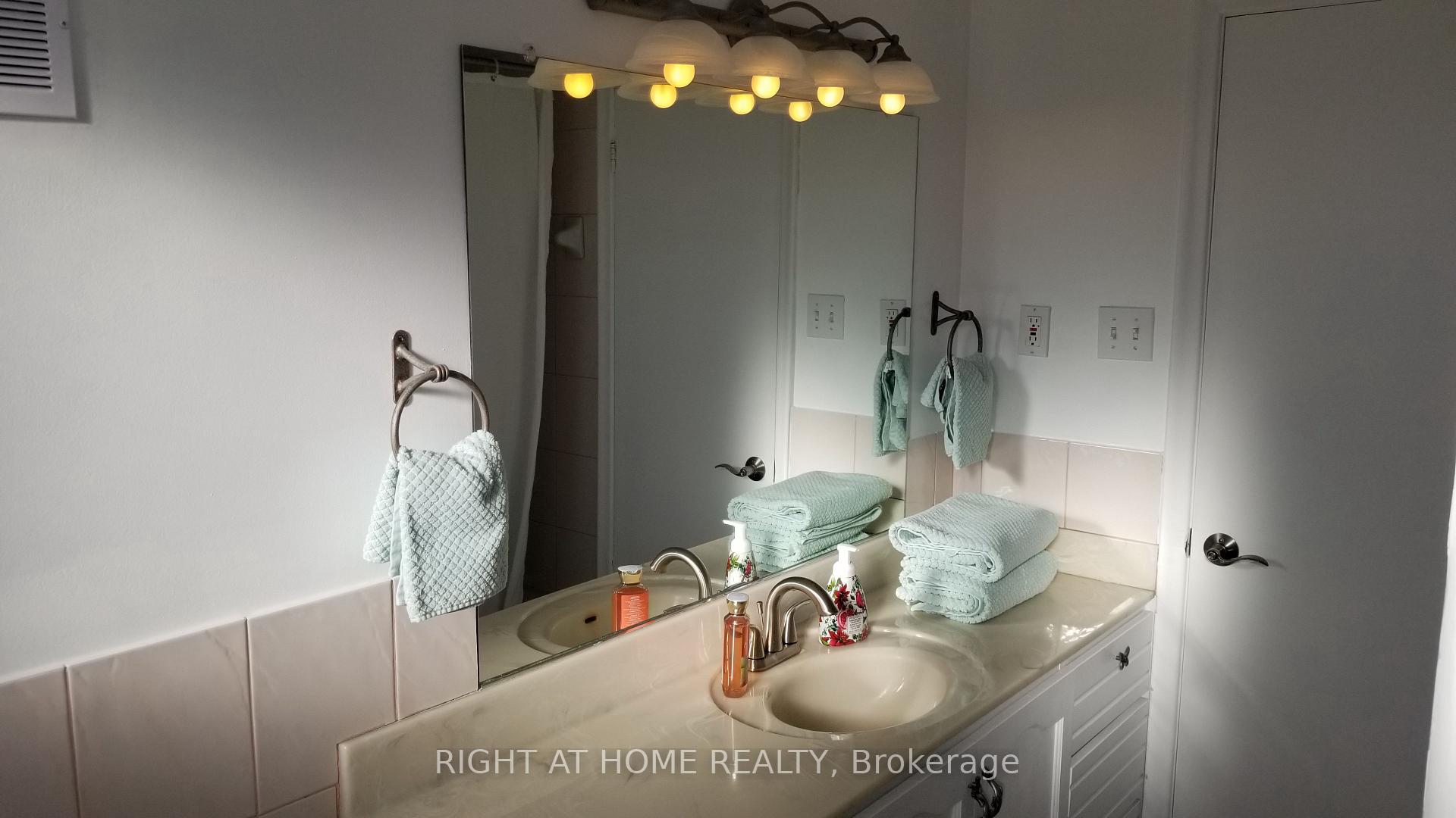 Photo 16 of 47 Roywood Drive, North York, Parkwoods-Donalda — HOMEH
