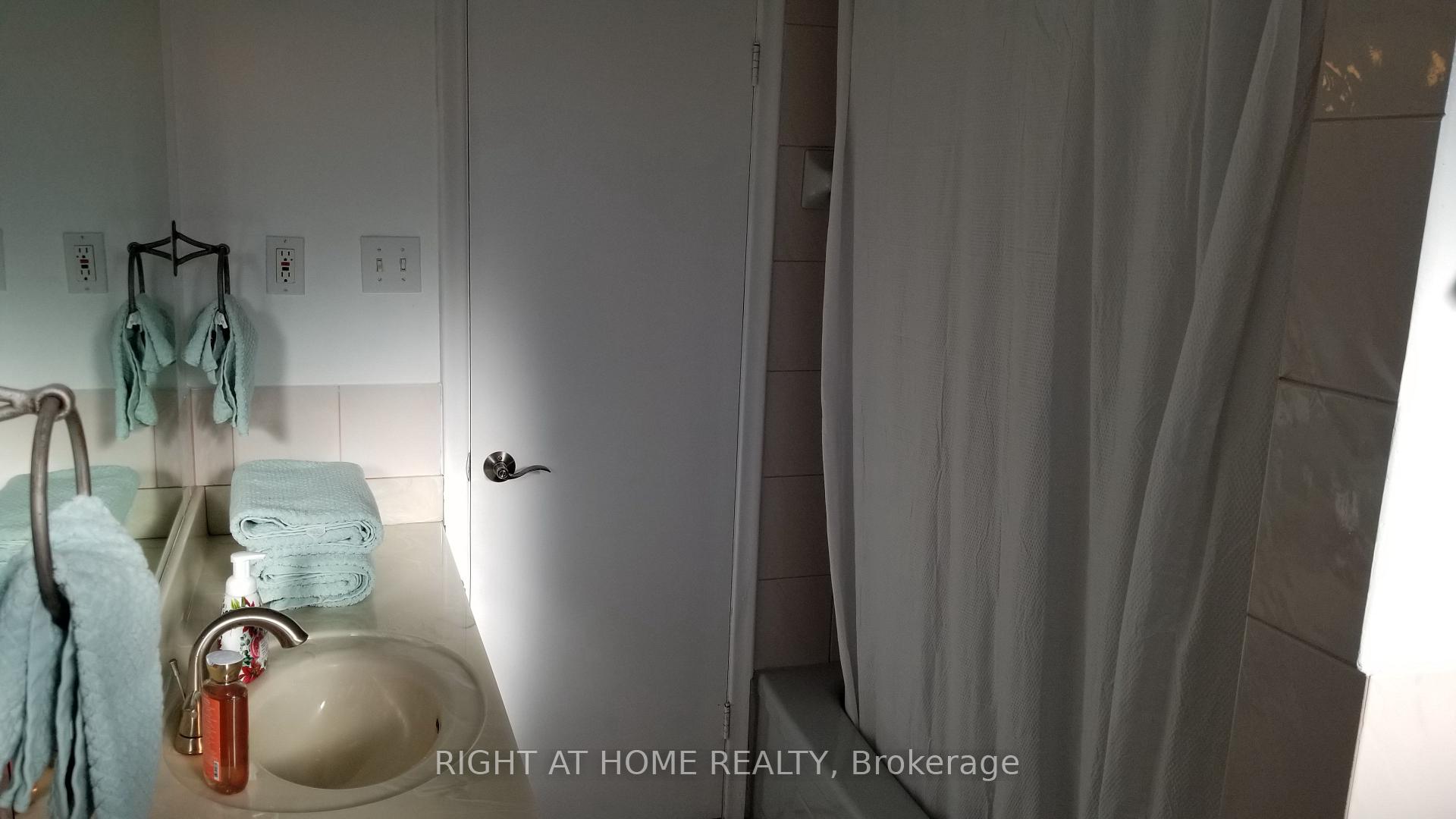 Photo 17 of 47 Roywood Drive, North York, Parkwoods-Donalda — HOMEH