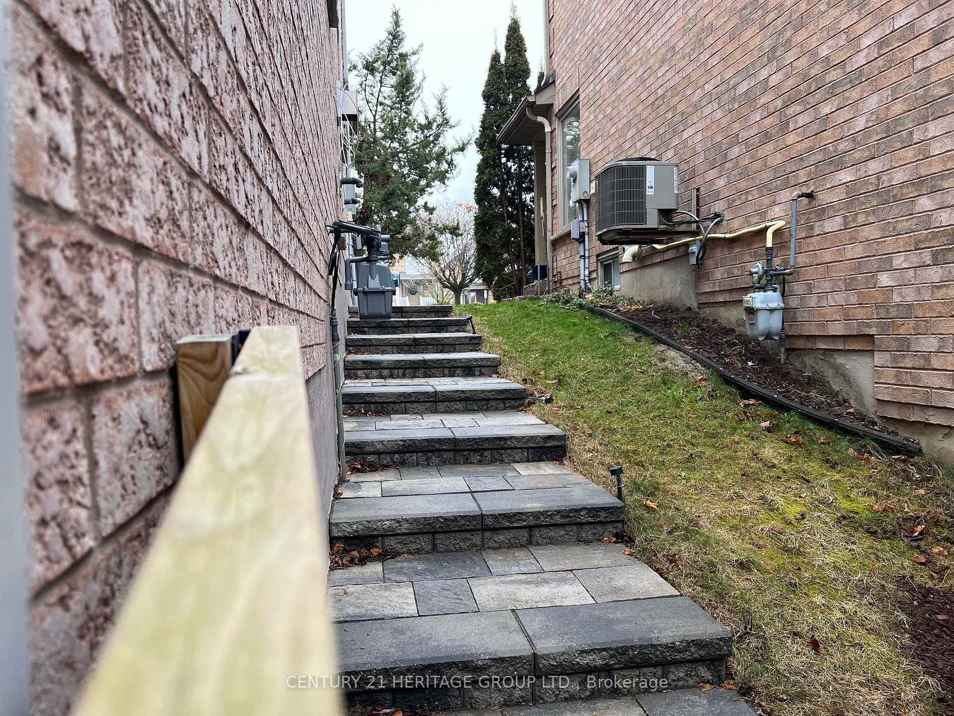 Photo 11 of Unit Bsmt, 71 Primeau Drive, Aurora, Aurora Grove — HOMEH