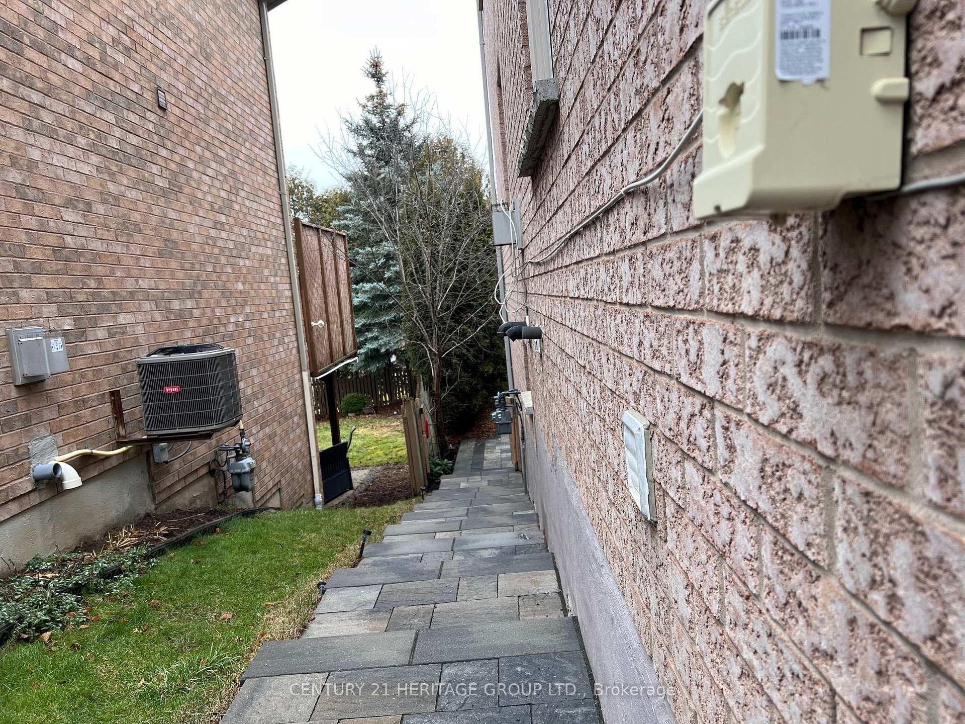 Photo 14 of Unit Bsmt, 71 Primeau Drive, Aurora, Aurora Grove — HOMEH
