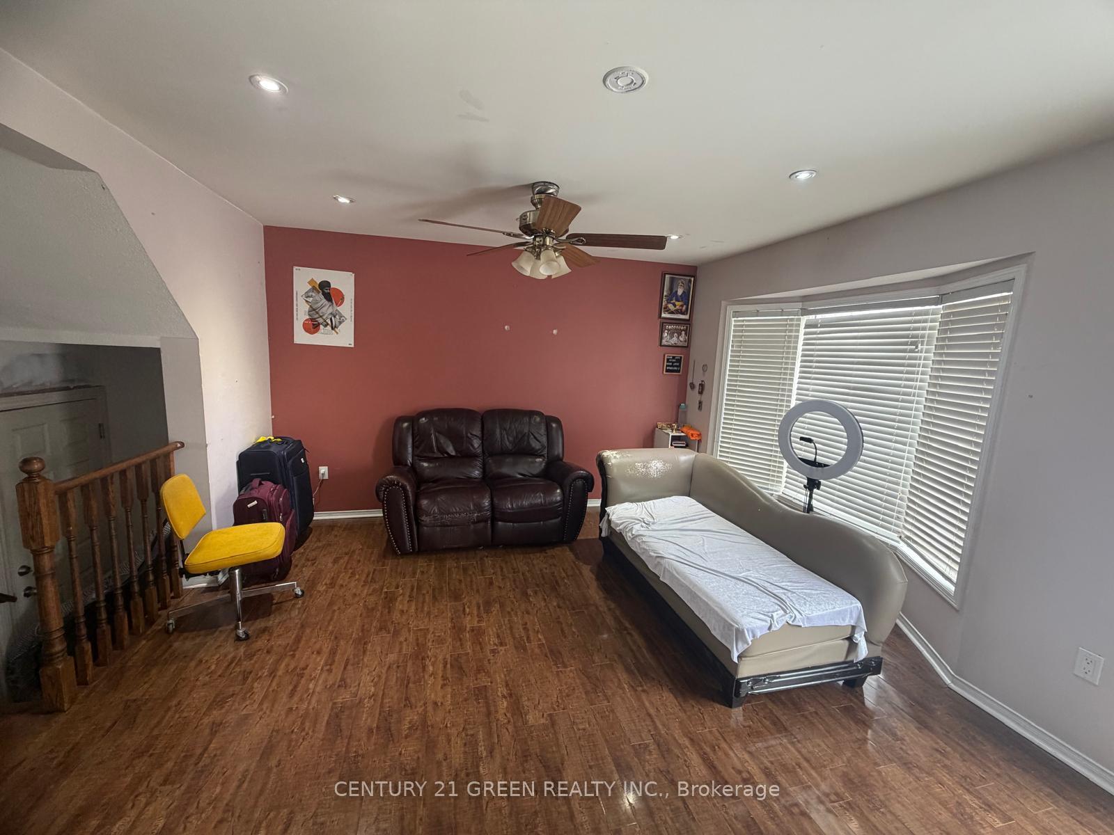 Photo 4 of Unit Main & 2nd Level, 68 Seaside Circle, Brampton, Sandringham-Wellington — HOMEH