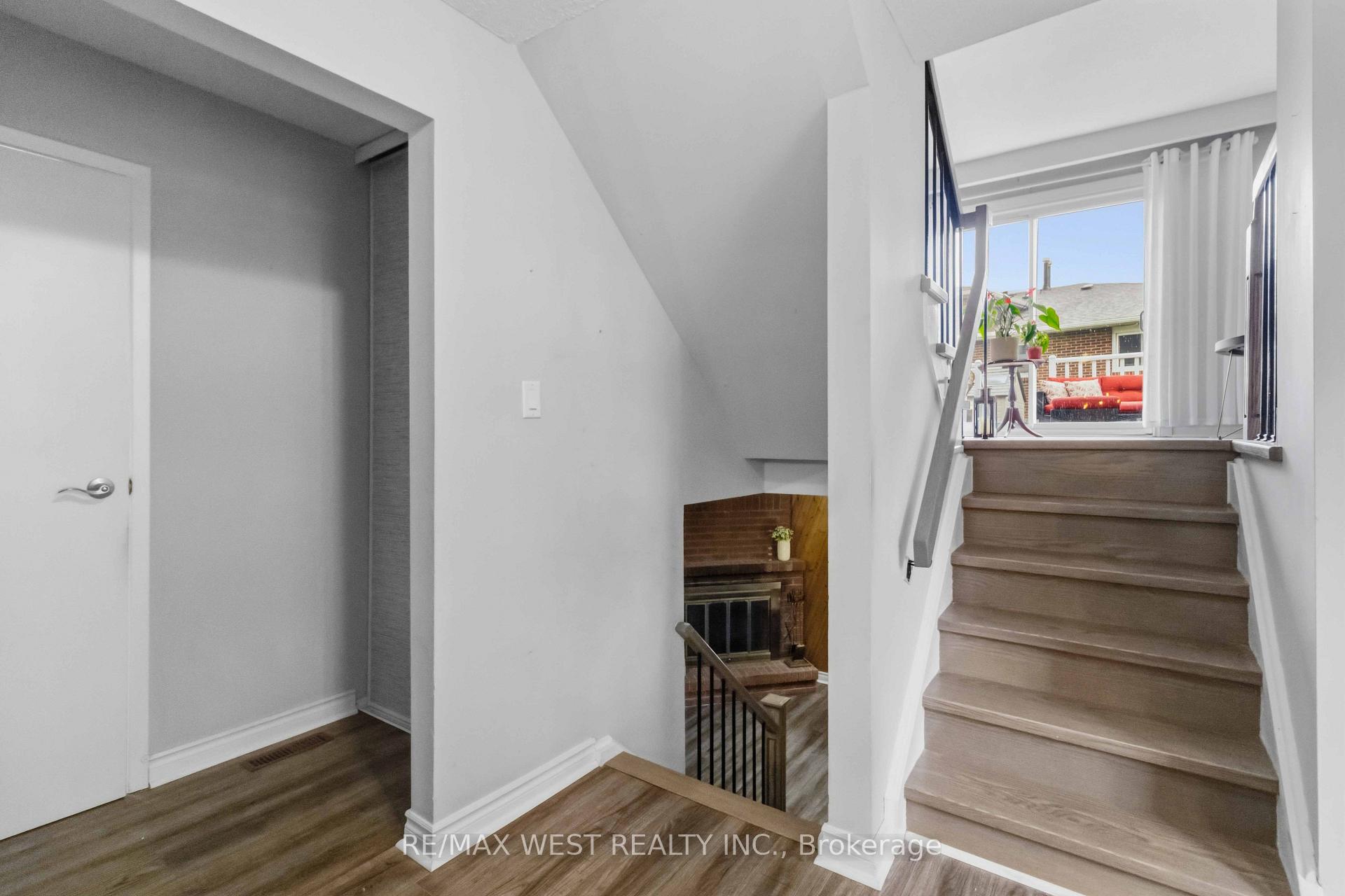 Photo 11 of 41 Winterfold Dr, Brampton, Madoc — HOMEH