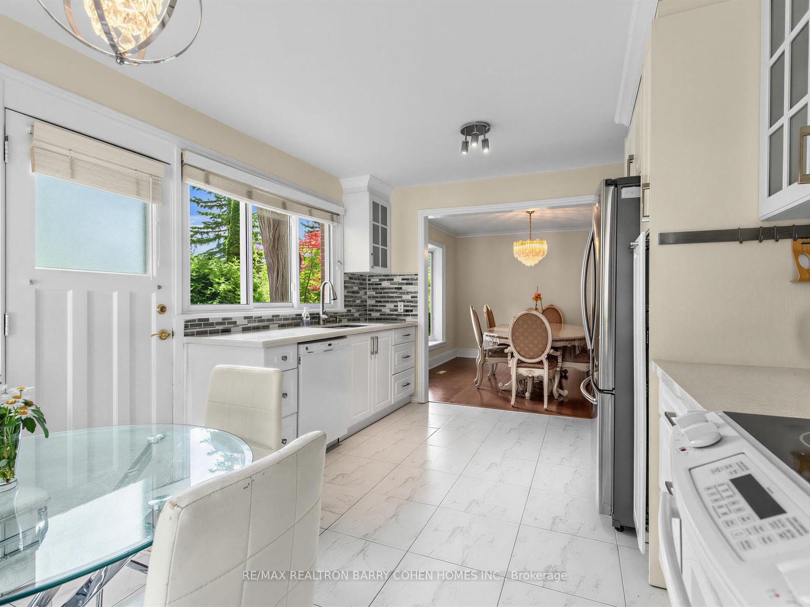 Photo 12 of 8 Boldmere Crescent, North York, Bayview Village — HOMEH