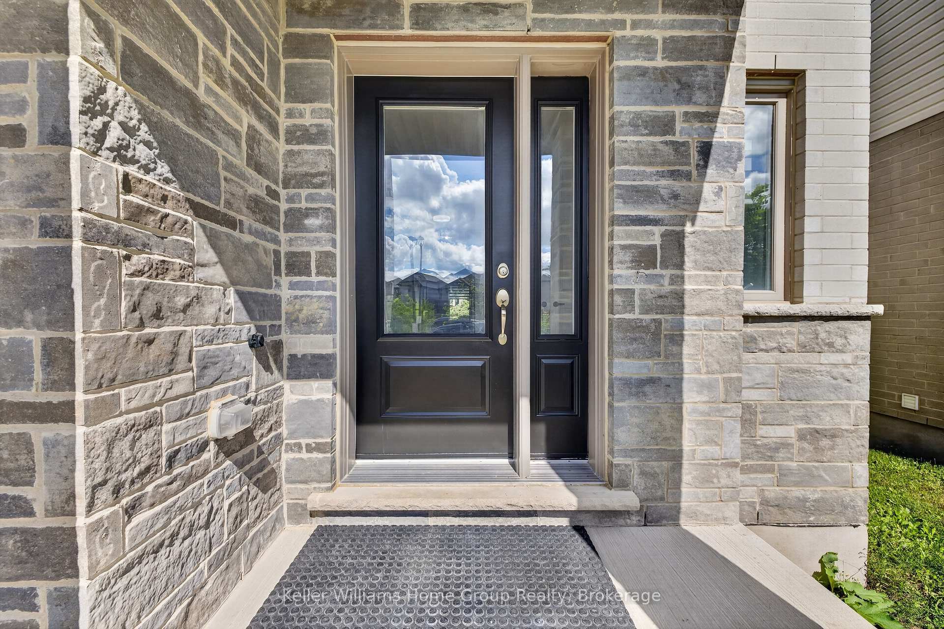 Photo 2 of 23 Ferris Circle, Guelph, Clairfields/Hanlon Business Park — HOMEH