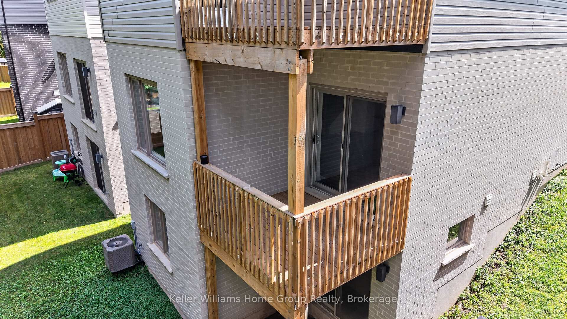 Photo 16 of 23 Ferris Circle, Guelph, Clairfields/Hanlon Business Park — HOMEH