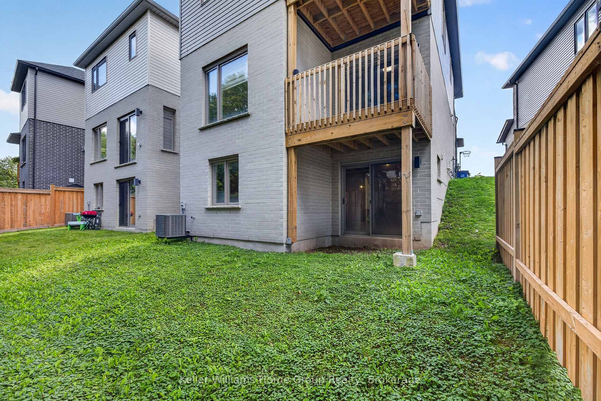 Photo 33 of 23 Ferris Circle, Guelph, Clairfields/Hanlon Business Park — HOMEH