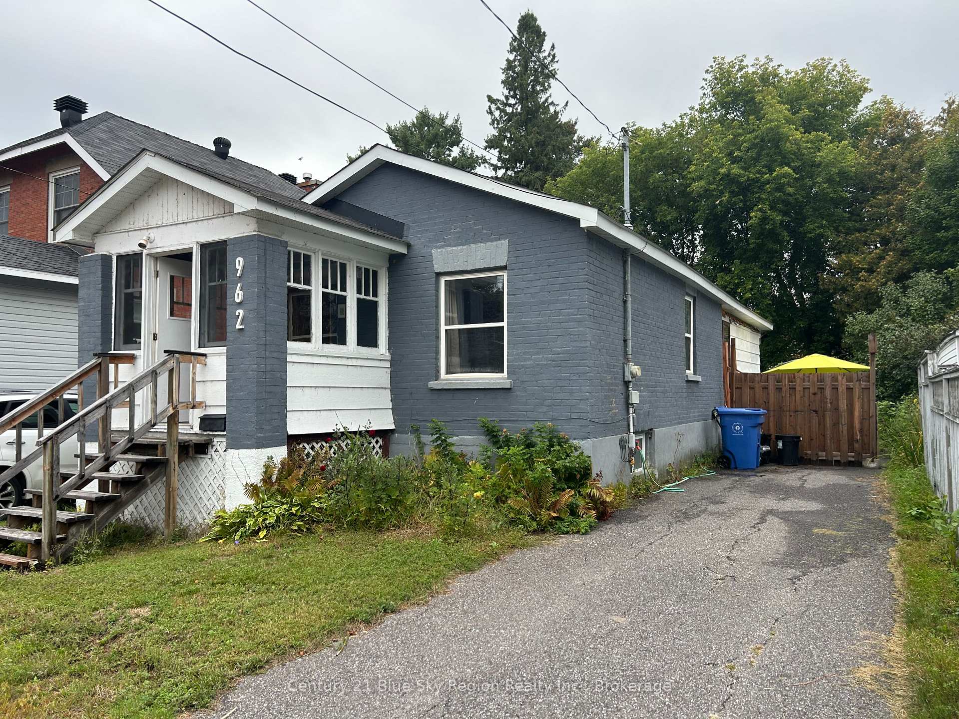 Front of 962 Main Street W