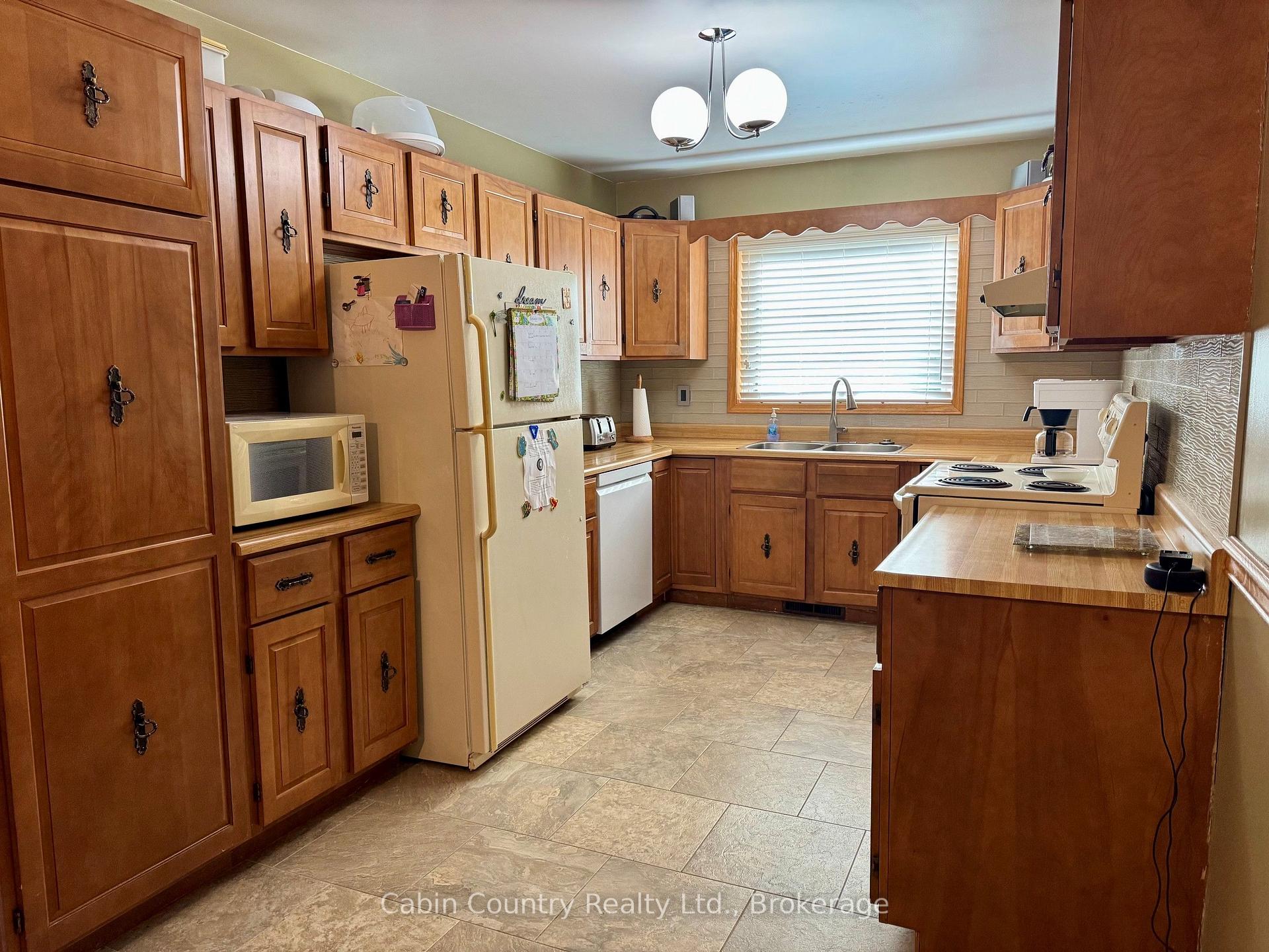 Photo 6 of 1220 Beach Road, Kenora, Keewatin — HOMEH