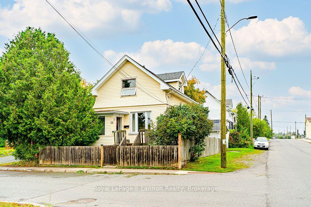 Photo 33 of 138 College Street, Thunder Bay, College Heights — HOMEH