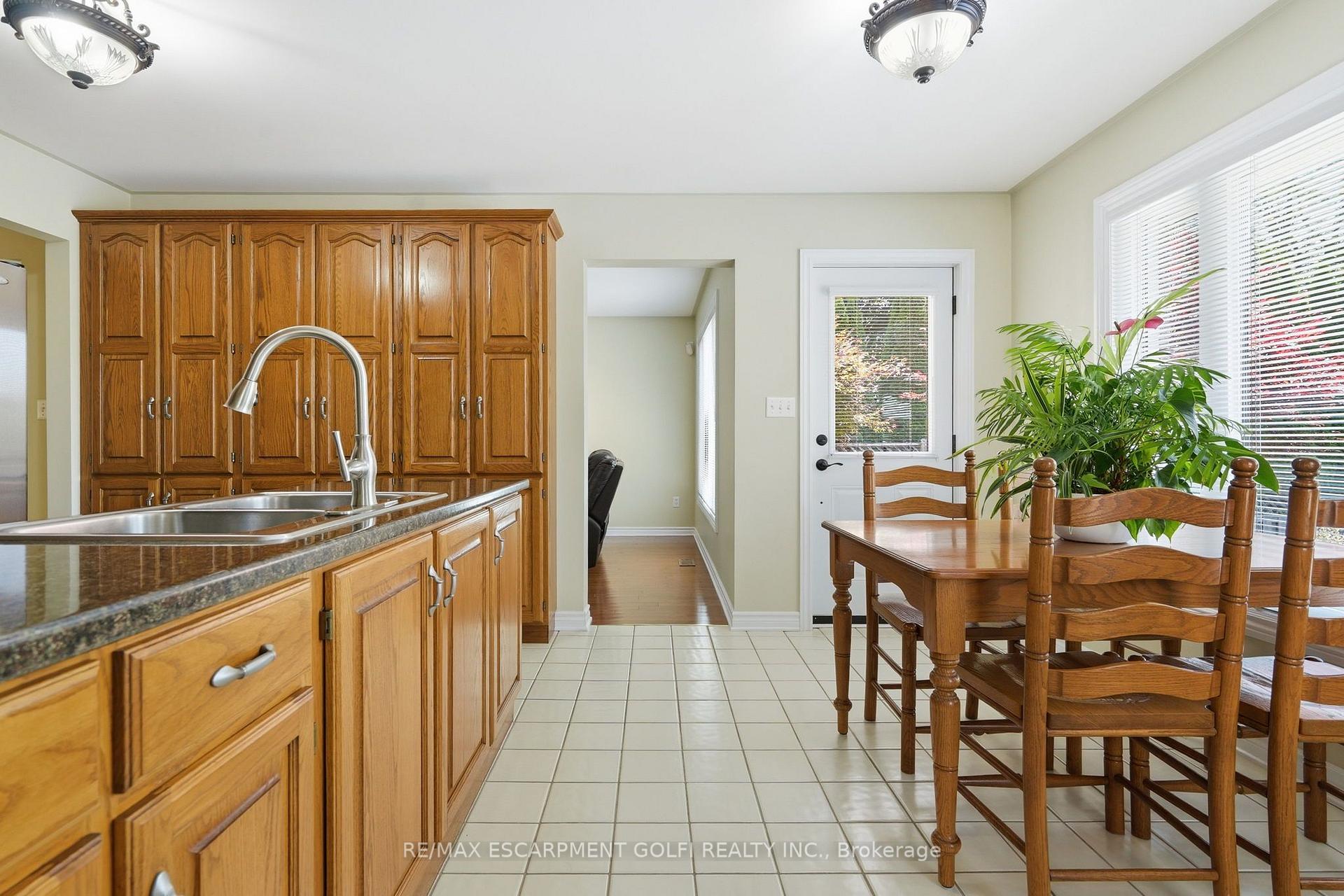 Photo 42 of 12 Harvest Oak Drive, Welland, Niagara College — HOMEH
