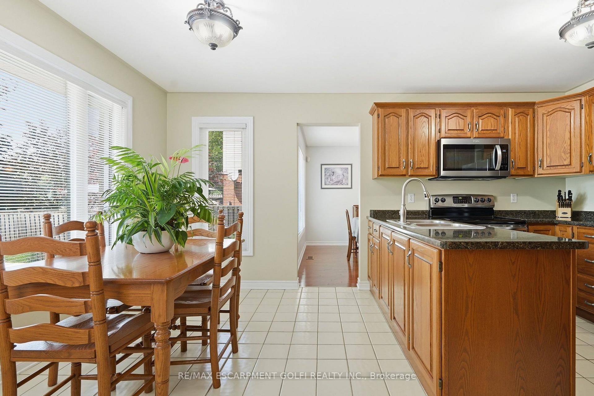 Photo 48 of 12 Harvest Oak Drive, Welland, Niagara College — HOMEH
