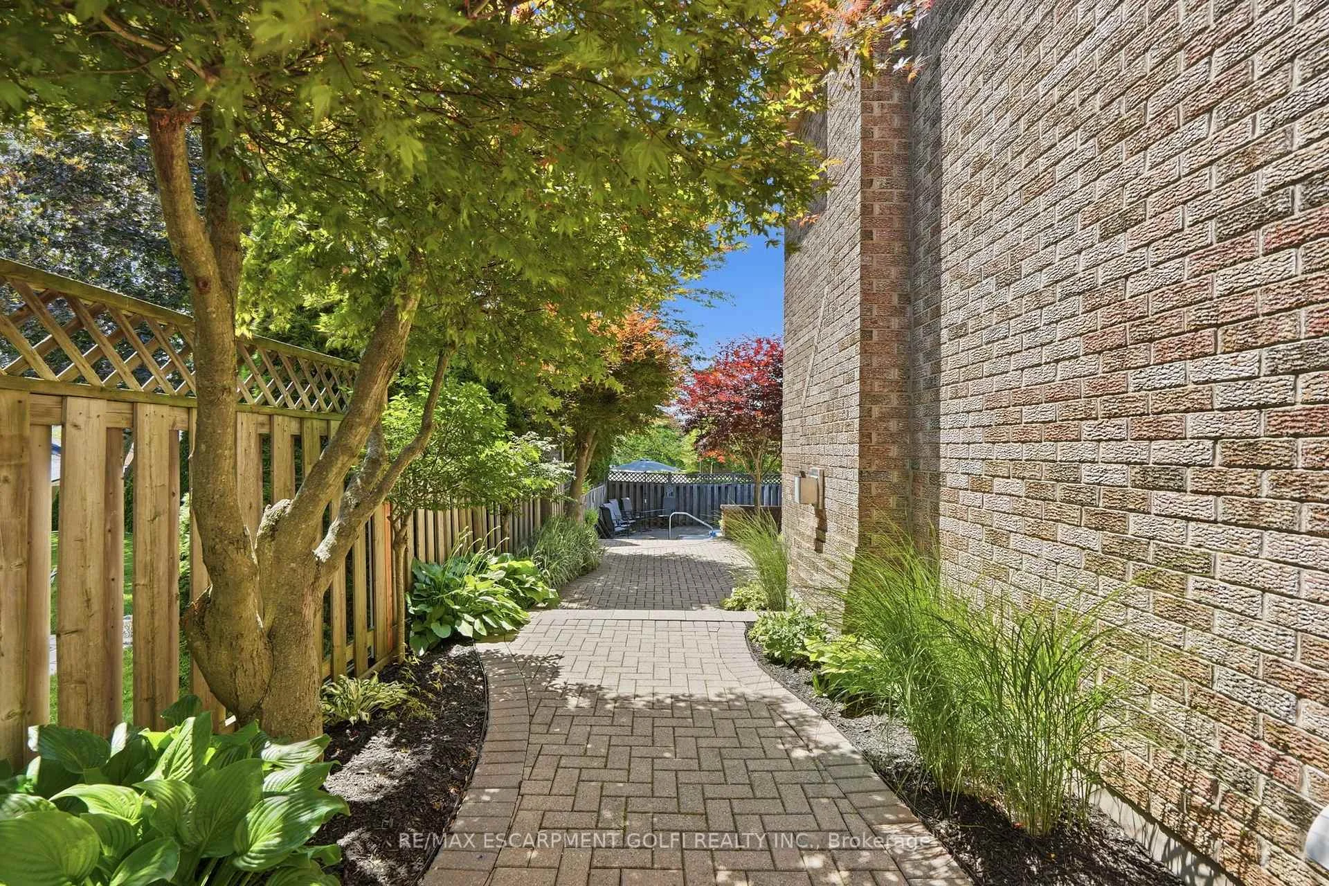 Photo 11 of 12 Harvest Oak Drive, Welland, Niagara College — HOMEH