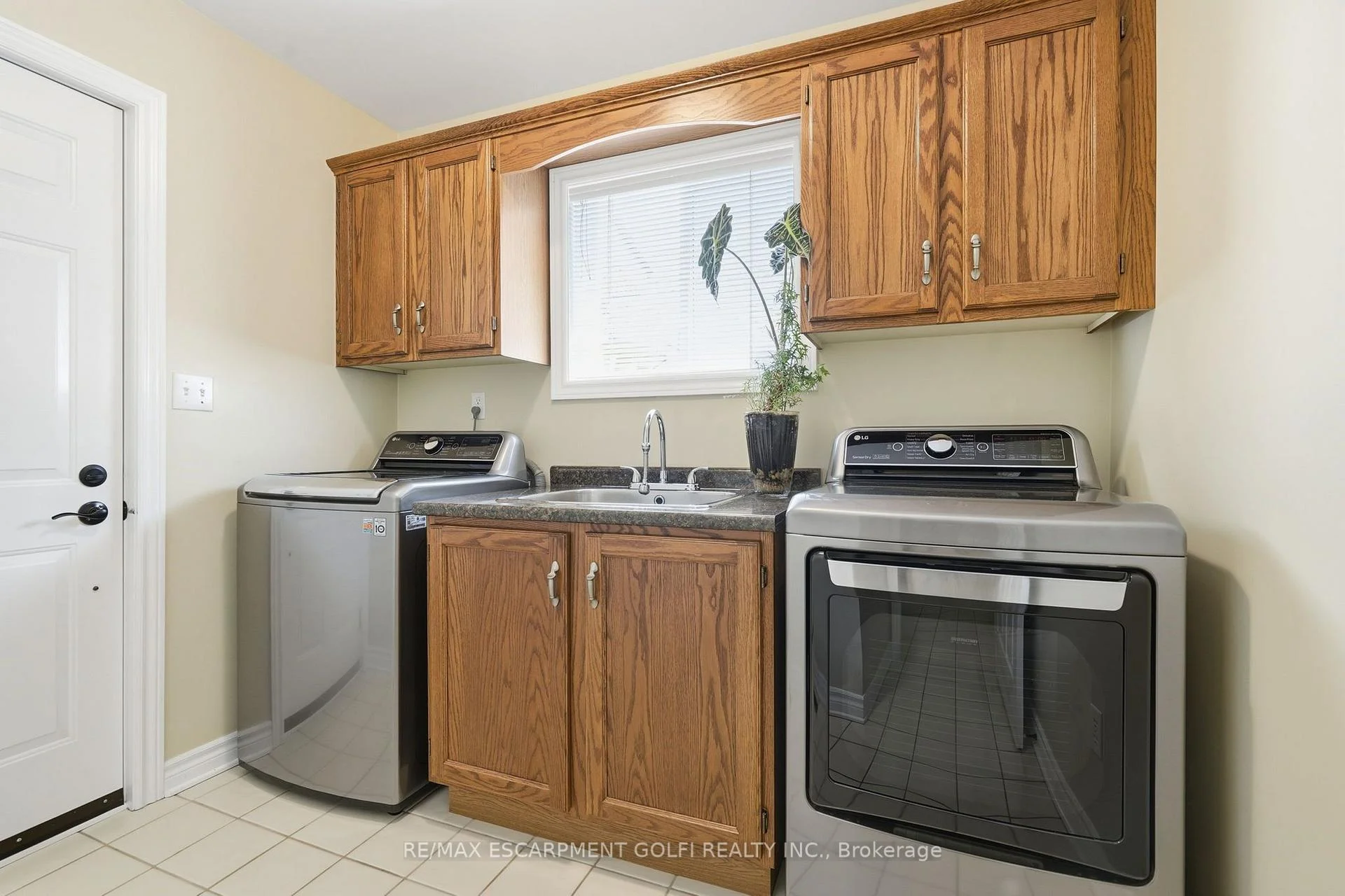 Photo 41 of 12 Harvest Oak Drive, Welland, Niagara College — HOMEH