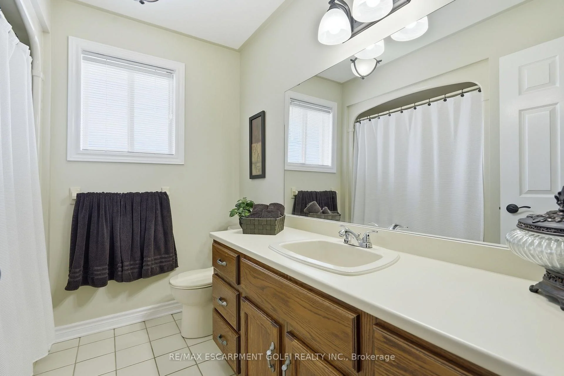 Photo 49 of 12 Harvest Oak Drive, Welland, Niagara College — HOMEH