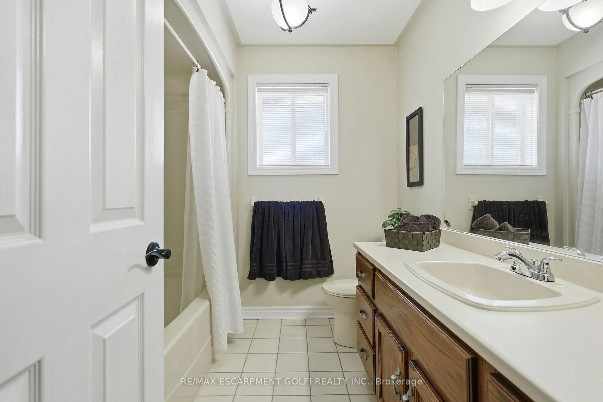 Photo 51 of 12 Harvest Oak Drive, Welland, Niagara College — HOMEH