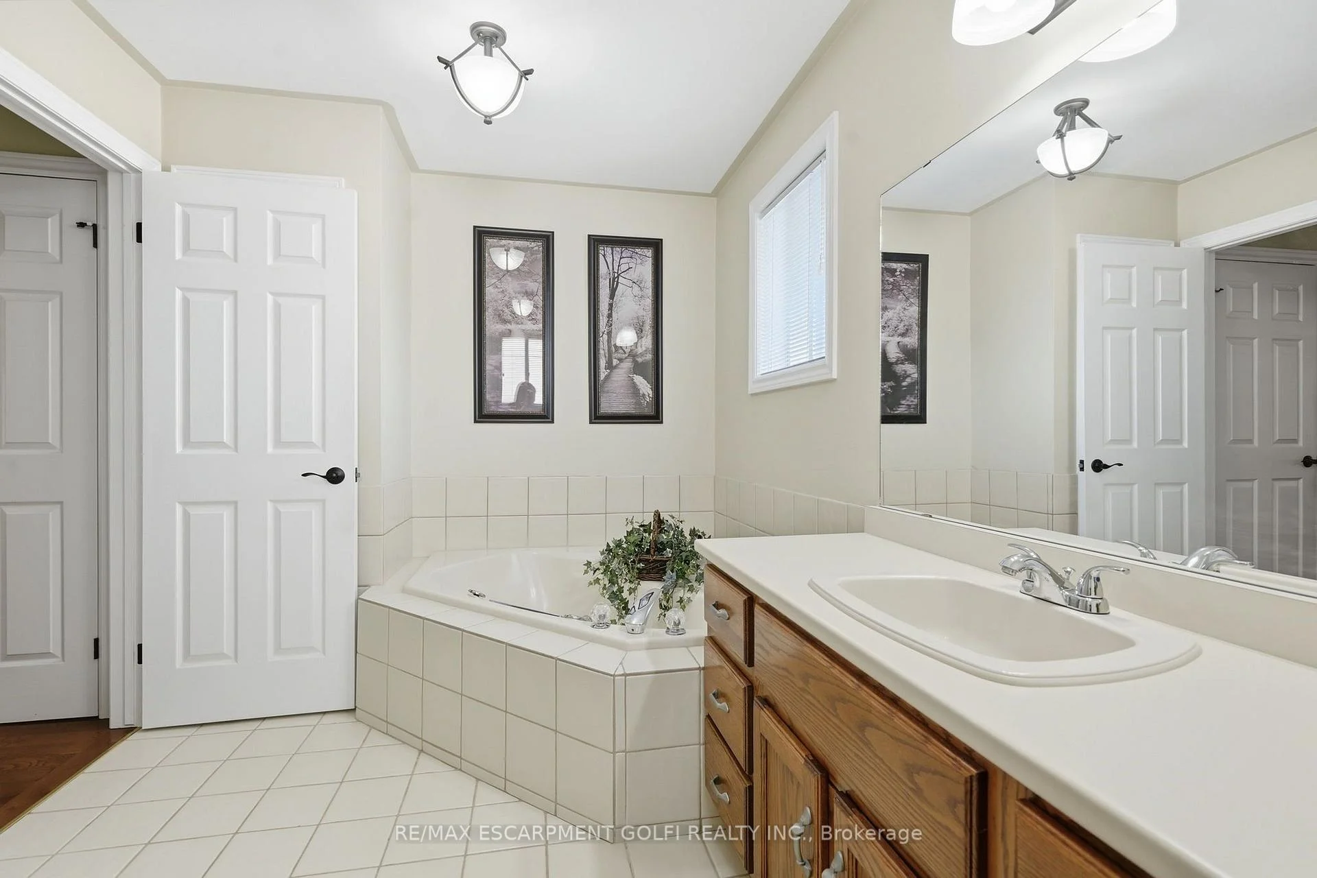 Photo 55 of 12 Harvest Oak Drive, Welland, Niagara College — HOMEH