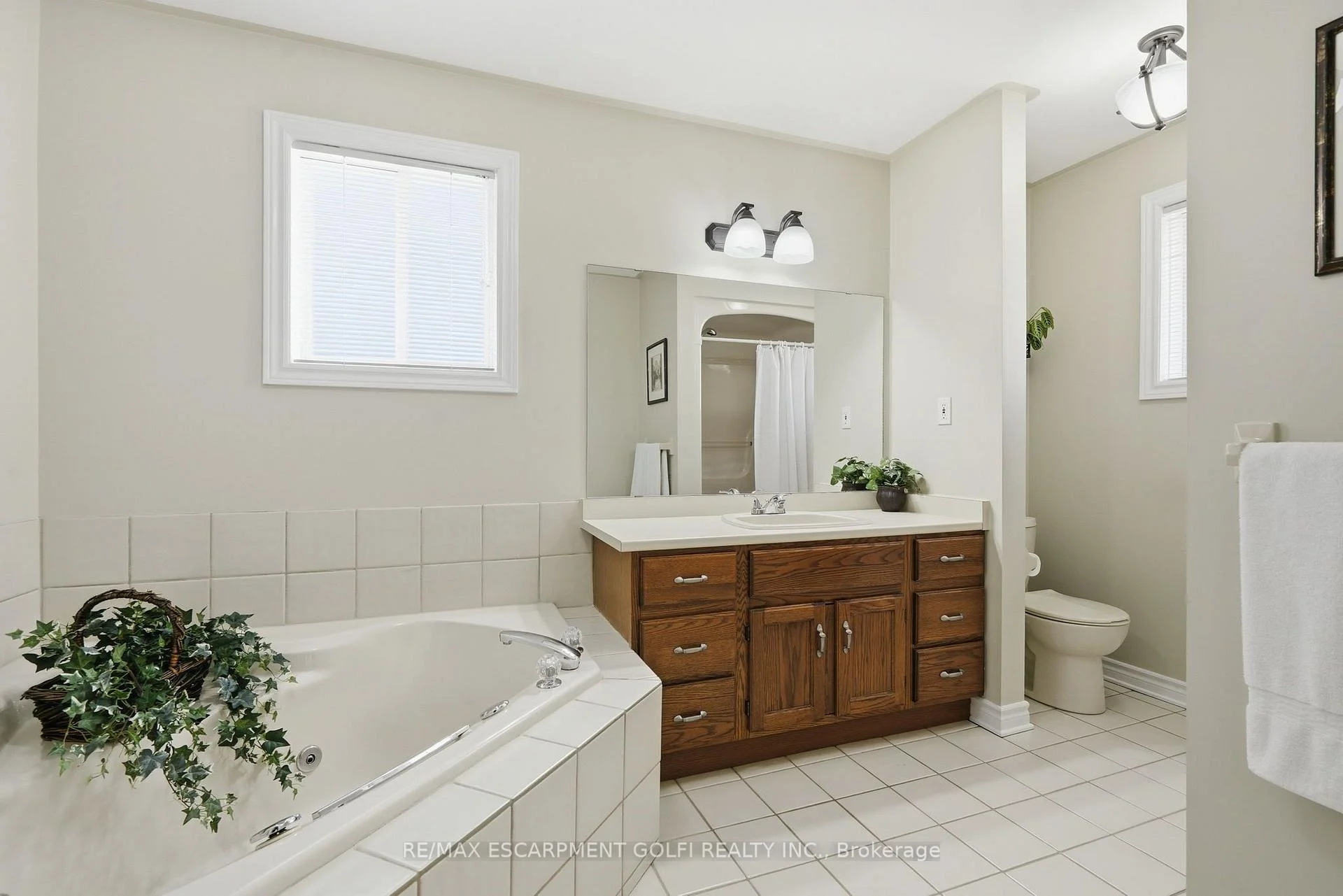 Photo 85 of 12 Harvest Oak Drive, Welland, Niagara College — HOMEH
