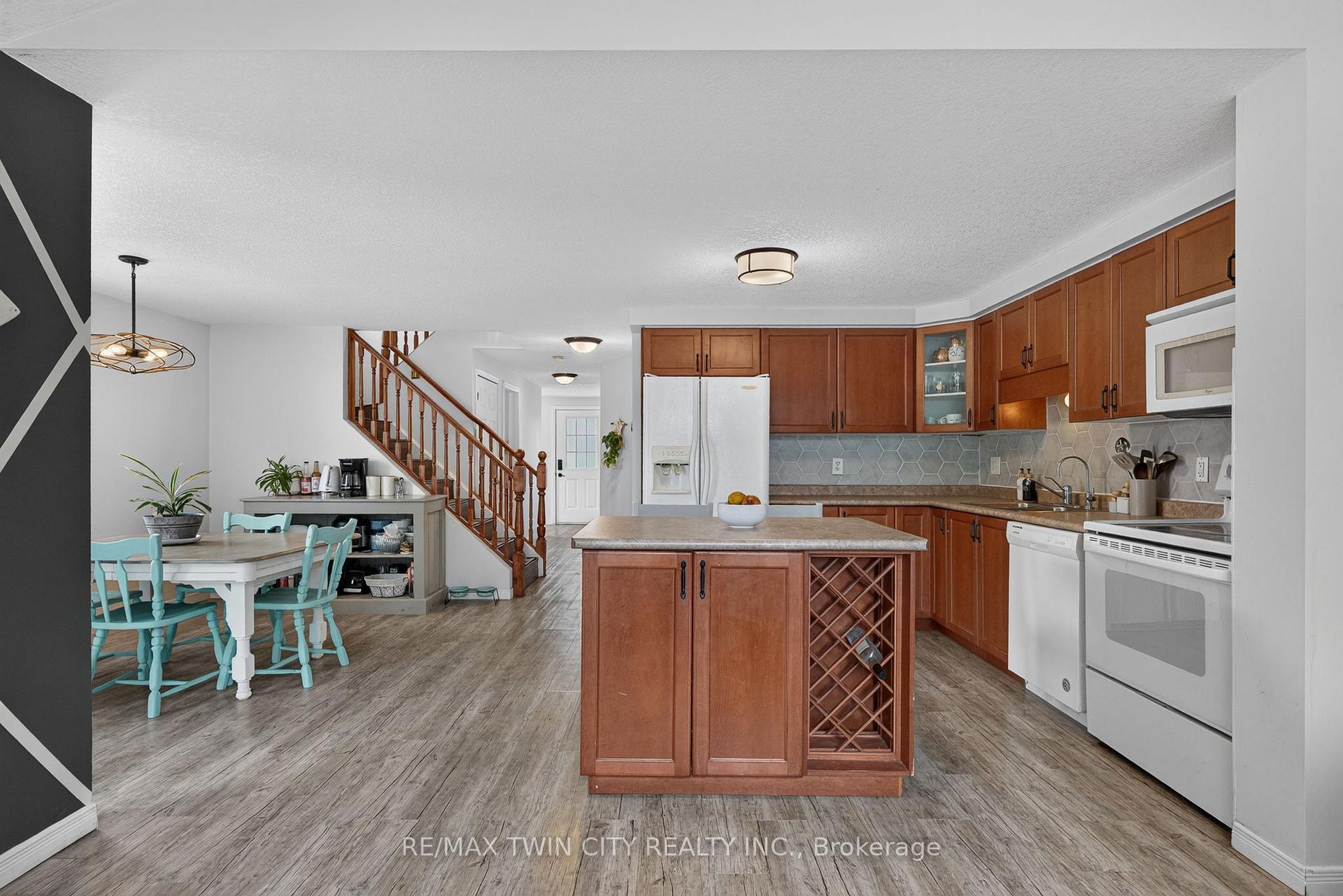 Photo 11 of 600 White Cedar Avenue, Waterloo, Erbsville/Laurelwood — HOMEH