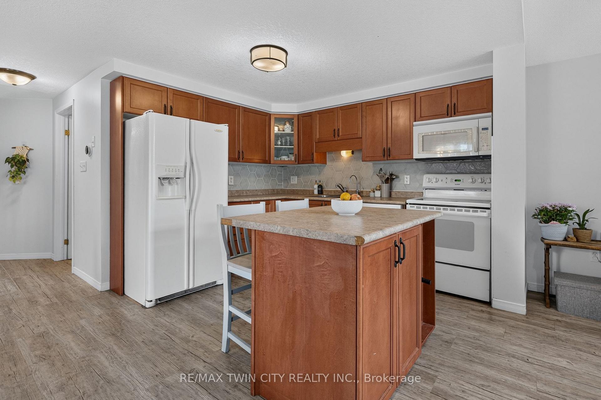 Photo 12 of 600 White Cedar Avenue, Waterloo, Erbsville/Laurelwood — HOMEH