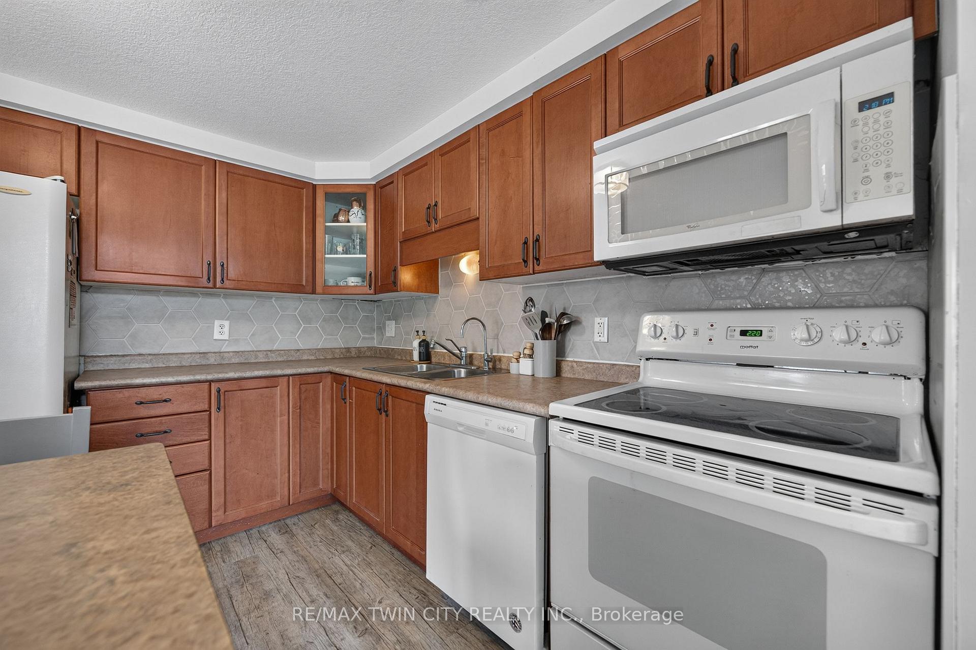 Photo 13 of 600 White Cedar Avenue, Waterloo, Erbsville/Laurelwood — HOMEH
