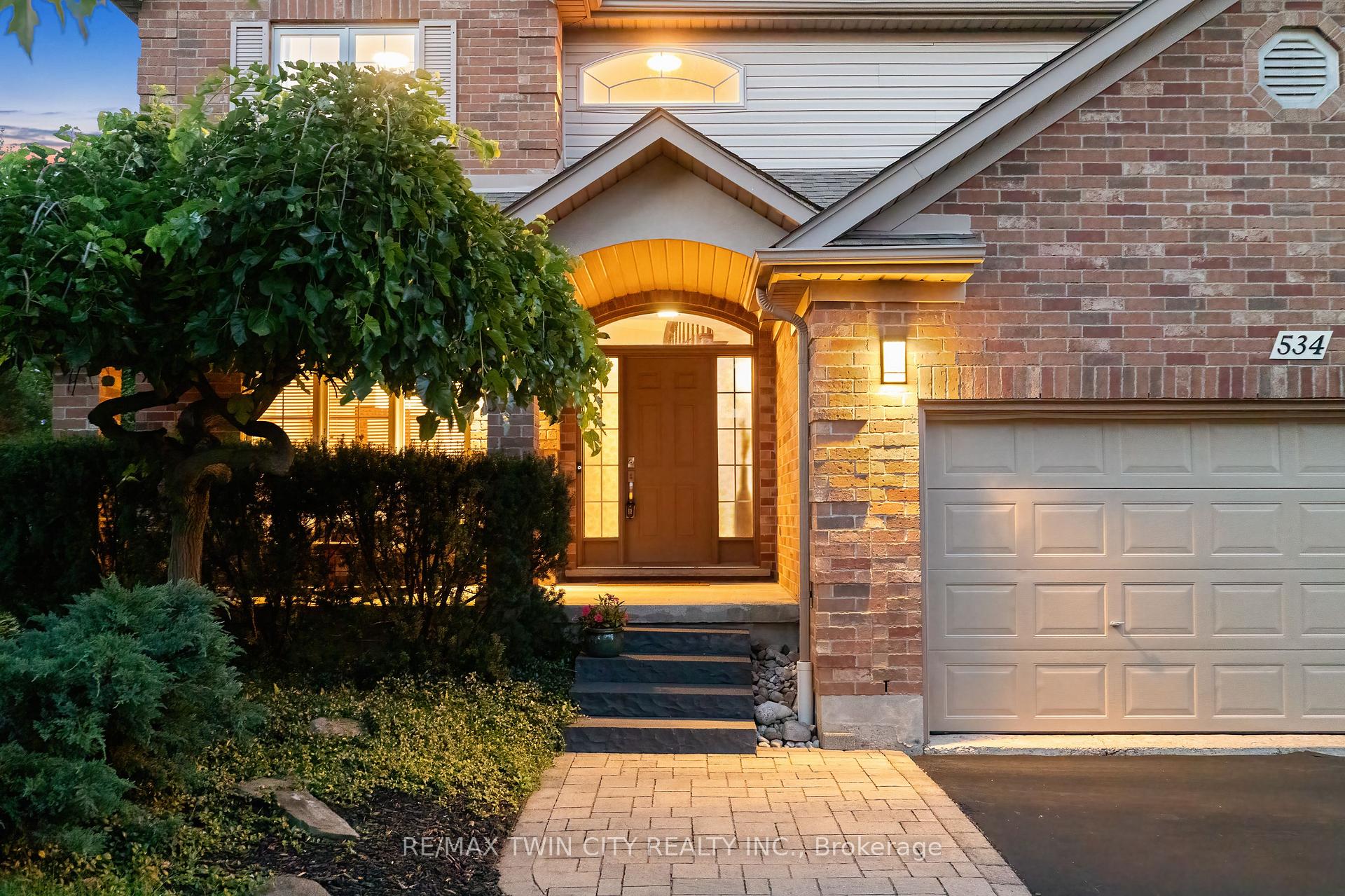 Photo 2 of 534 Birchleaf Walk, Waterloo, Westvale — HOMEH