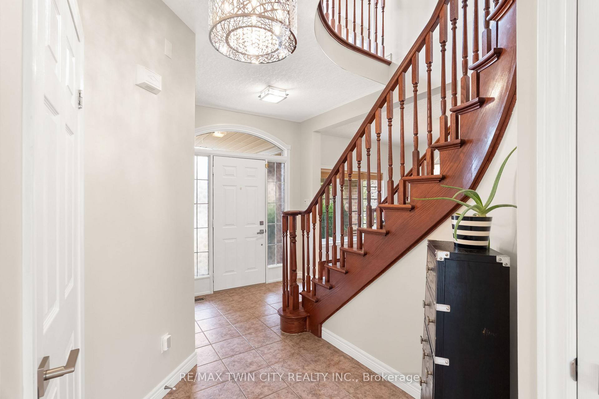 Photo 5 of 534 Birchleaf Walk, Waterloo, Westvale — HOMEH