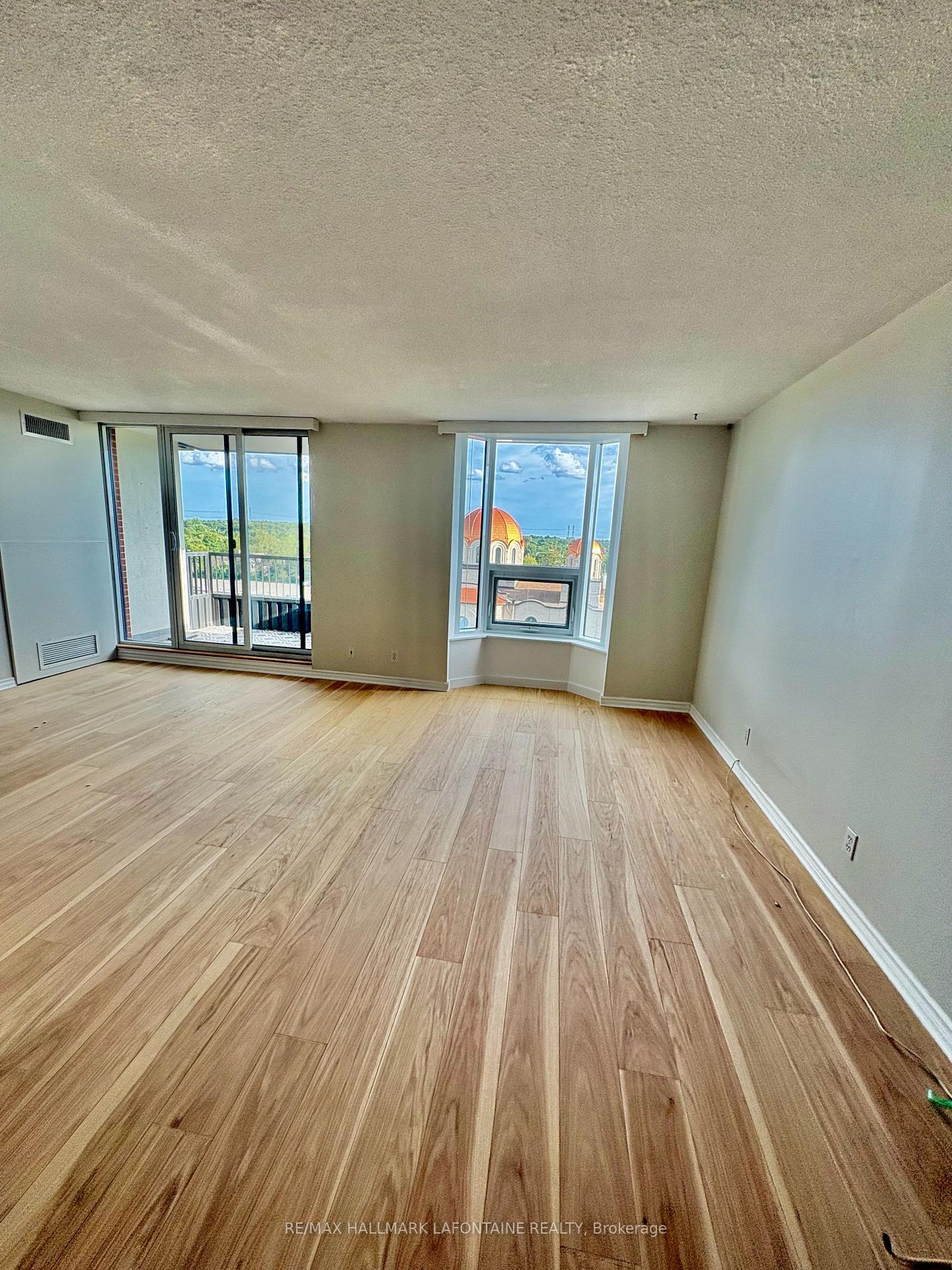Photo 3 of Unit 812, 2951 Riverside Drive, Ottawa, Mooneys Bay/Riverside Park — HOMEH