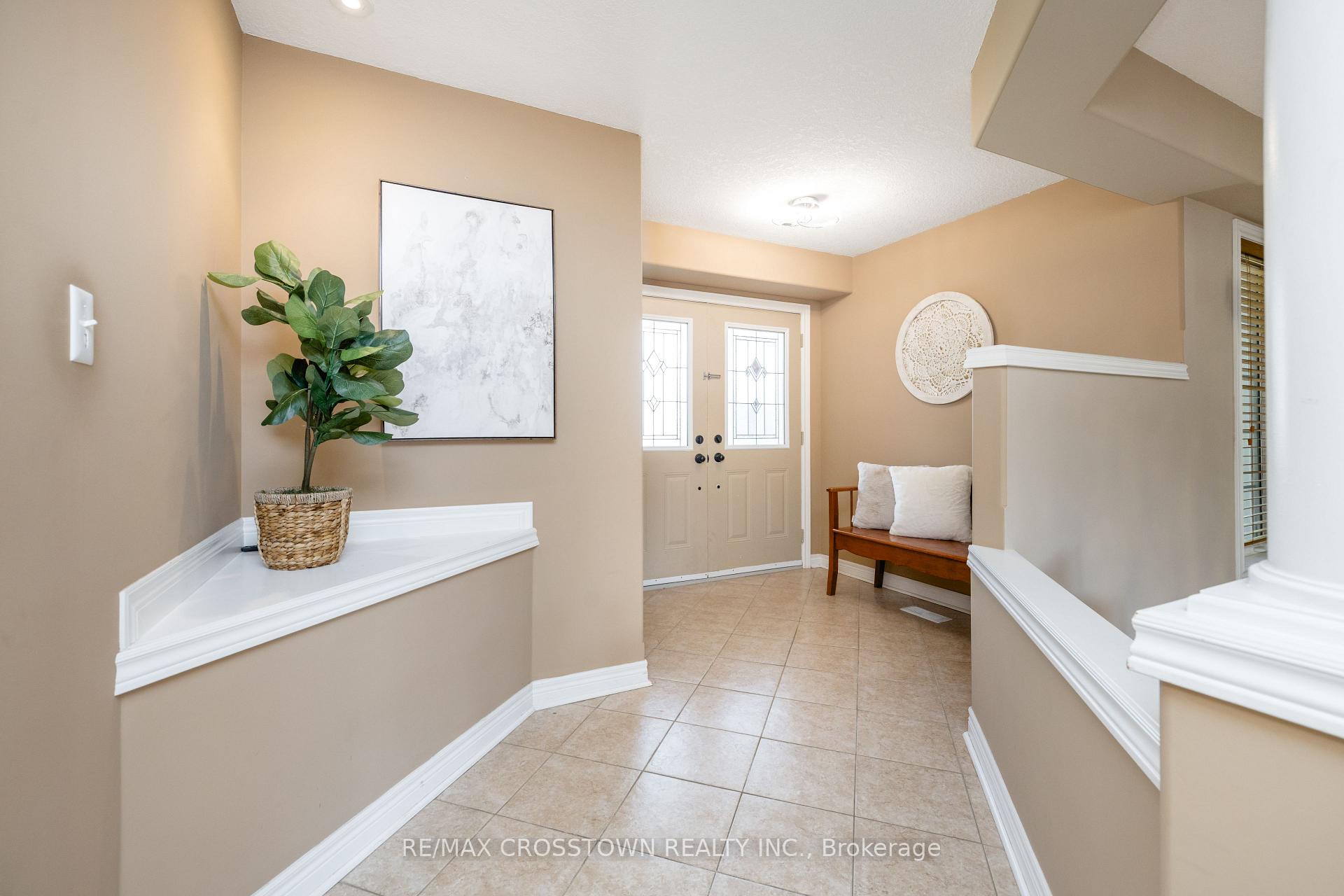 Photo 3 of 89 Sovereign's Gate, Barrie, Innis-Shore — HOMEH