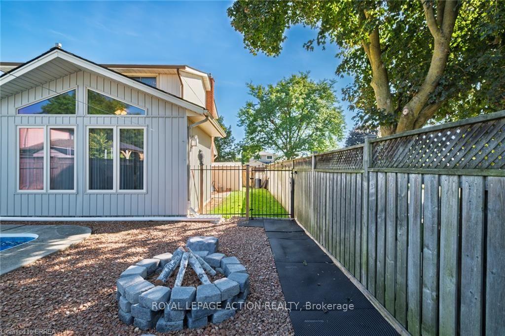 Photo 12 of 20 Wildflower Lane, Brantford, Fairview - Brantford — HOMEH