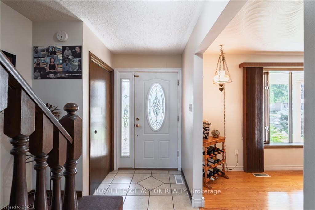 Photo 13 of 20 Wildflower Lane, Brantford, Fairview - Brantford — HOMEH