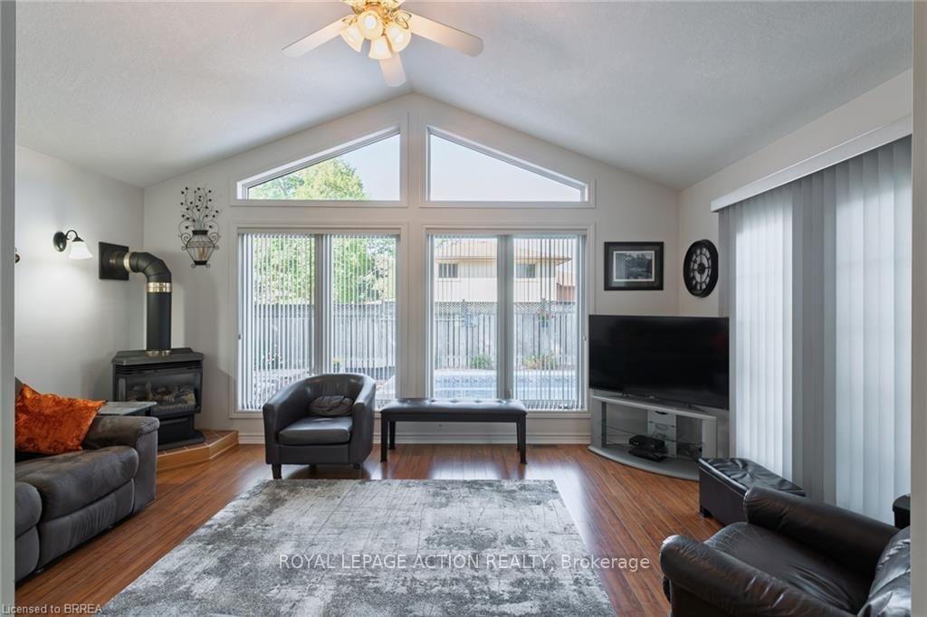 Photo 18 of 20 Wildflower Lane, Brantford, Fairview - Brantford — HOMEH