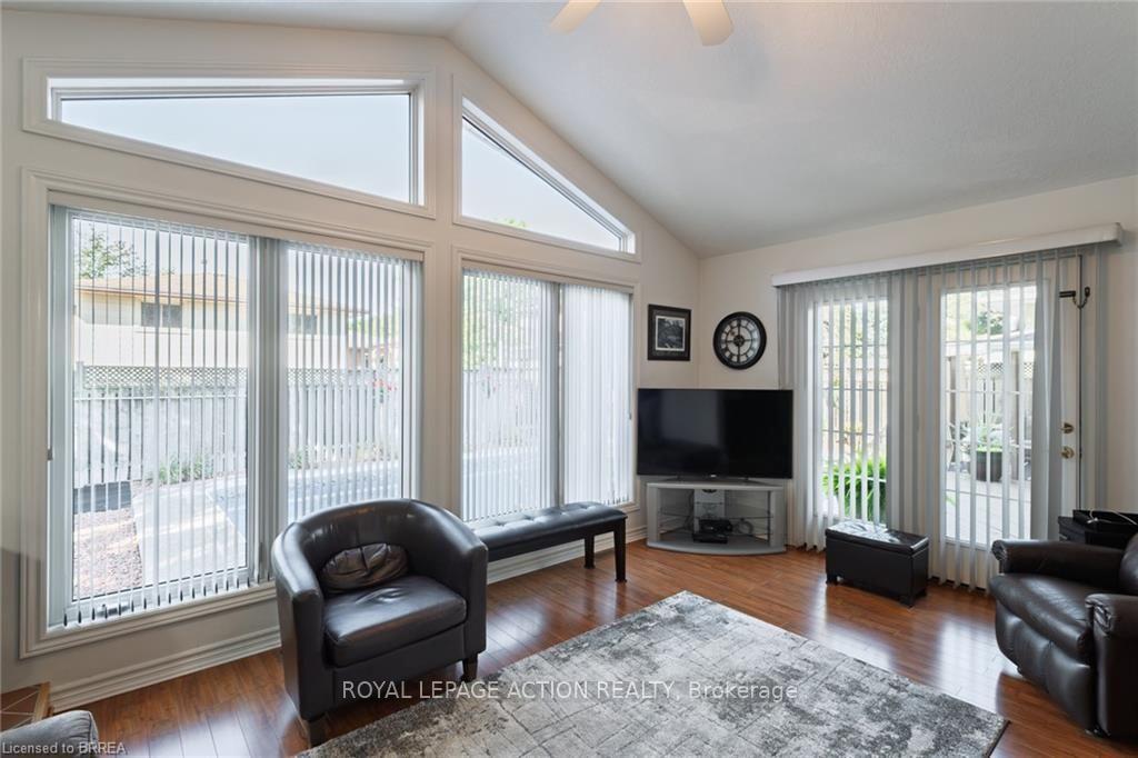 Photo 20 of 20 Wildflower Lane, Brantford, Fairview - Brantford — HOMEH