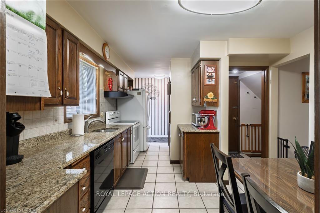 Photo 21 of 20 Wildflower Lane, Brantford, Fairview - Brantford — HOMEH