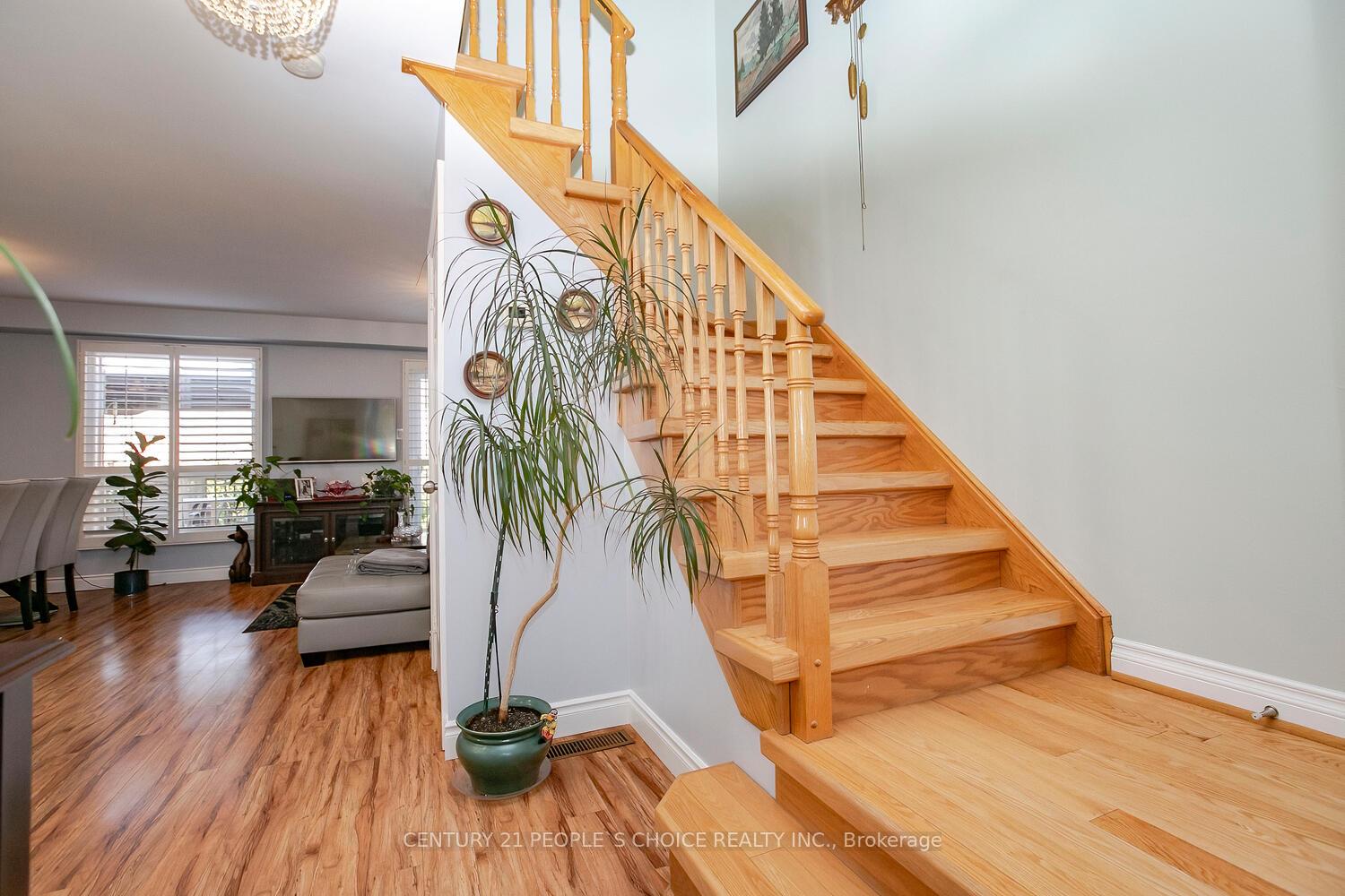 Photo 4 of 18 Hood Crescent, Brampton, Fletcher's West — HOMEH